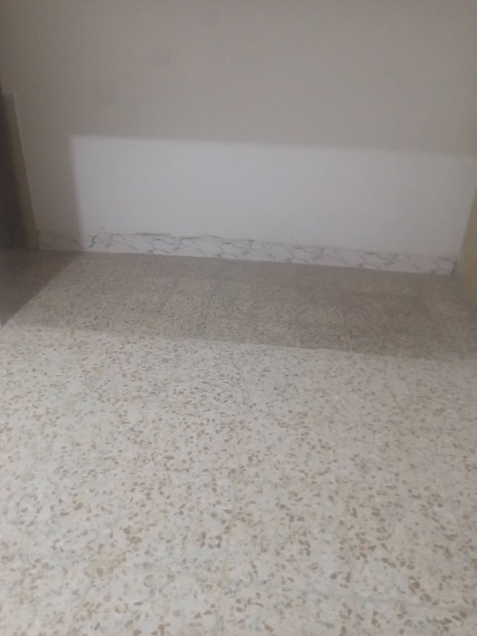 بيت للايجار طابق واحد حي السواق غرفتي انا وصاله مطبخ وصحيات النجف الاشرف مكتب حي السوا
***********
