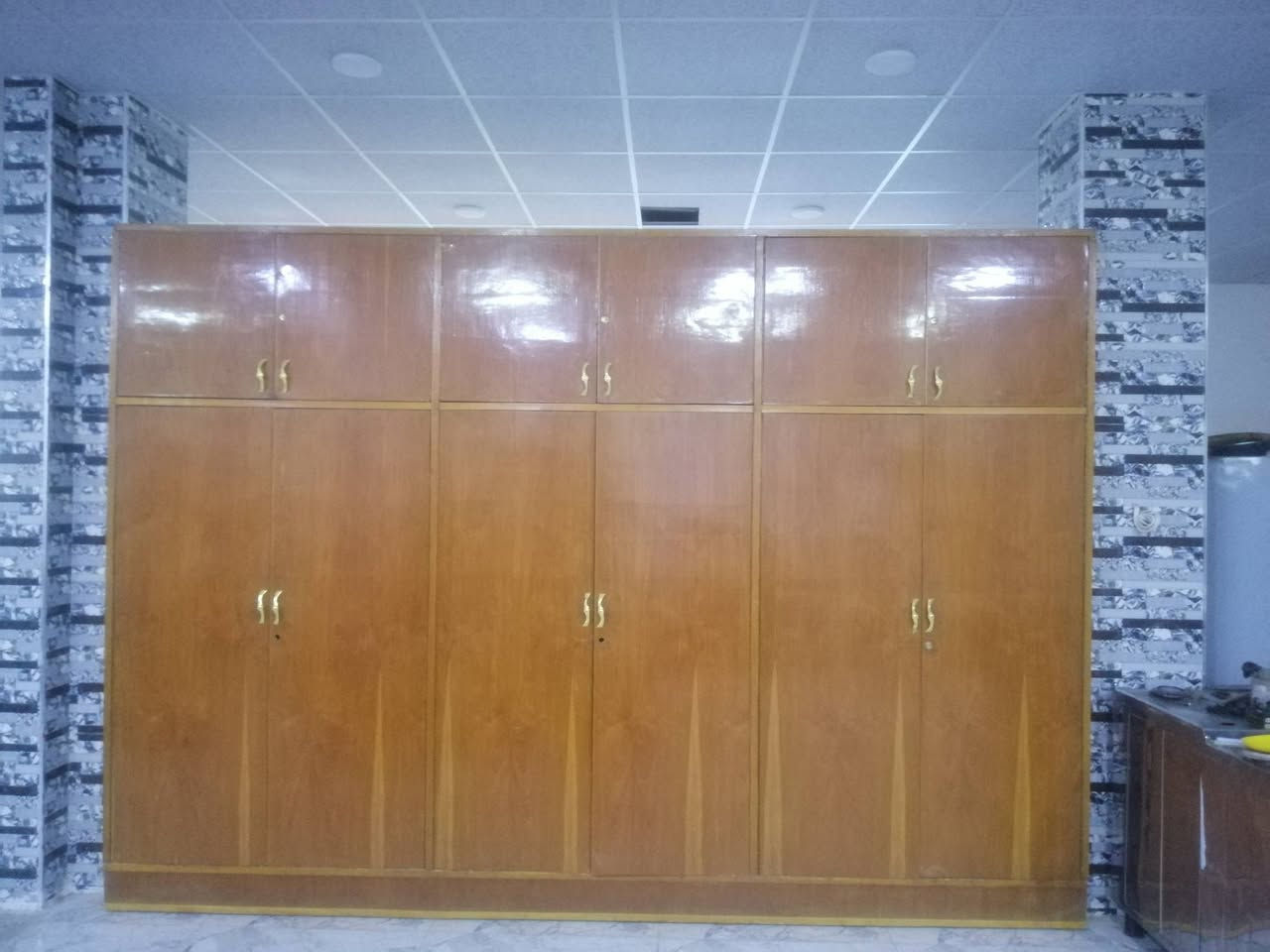قنصور 6 ابواب ملحق نظيفة حيييل السعر 350 الف نهايتها حي الاربجية مدخل التسعين بالقرب من جامع البيت المحمدي *********** / ***********  واتساب
