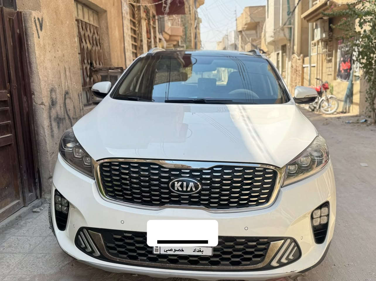 � للبيع سورينتو 2020 خليجي | 7 راكب
للبيع: كيا سورنتو 2020 (مواصفات عالية / فل كامل)
 * الموديل: 2020
 * المحرك: 6 سلندر (V6 بسعة 3.5 لتر - أداء قوي واقتصادي)
 * نظام الدفع: دفع أمامي (FWD)
 * الحالة العامة: ممتازة جداً، خالية تماماً من الحوادث والعيوب الهيكلية، جاهزة للاستخدام فوراً.
أبرز المواصفات والتجهيزات:
 * السقف: فتحة سقف بانوراما واسعة.
 * المقاعد: 7 مقاعد واسعة (ثلاثة صفوف) تتسع للعائلة.
 * التكييف: مكيف مركزي قوي جداً مع فتحات تحكم مستقلة للركاب في الصفوف الخلفية.
 * الشاشة والتكنولوجيا: شاشة تعمل باللمس، مجهزة بكاميرا خلفية وحساسات للمساعدة في الركن، مع دعم البلوتوث والأنظمة الذكية.
 * القيادة والأمان: مثبت سرعة، عجلة قيادة متعددة الوظائف، نظام منع إغلاق المكابح (ABS)، نظام الثبات الإلكتروني (ESC)، ونظام مراقبة ضغط الإطارات.
 * التجهيزات الخارجية: إضاءة LED، كشافات ضباب، ومرايا جانبية كهربائية.
 * الموقع: كربلاء
 * للتواصل والاستفسار: ***********
واتساب فقط
