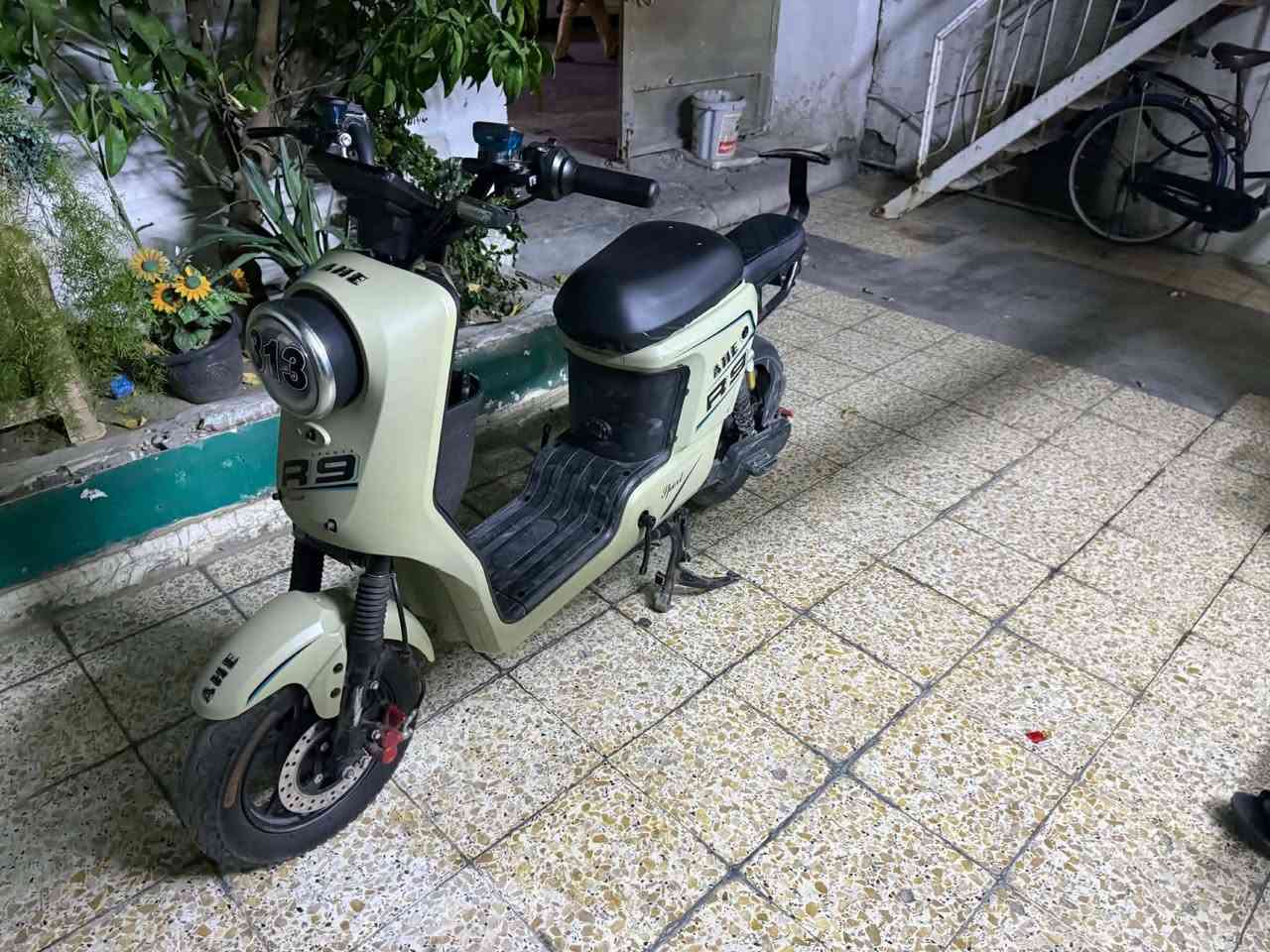 دراجه ار 9 البيع بسعر 350قفل  بس بطاريات خلصانه تفاصيل على هاذا رقم *********** بغداد منطقة اصليخ
