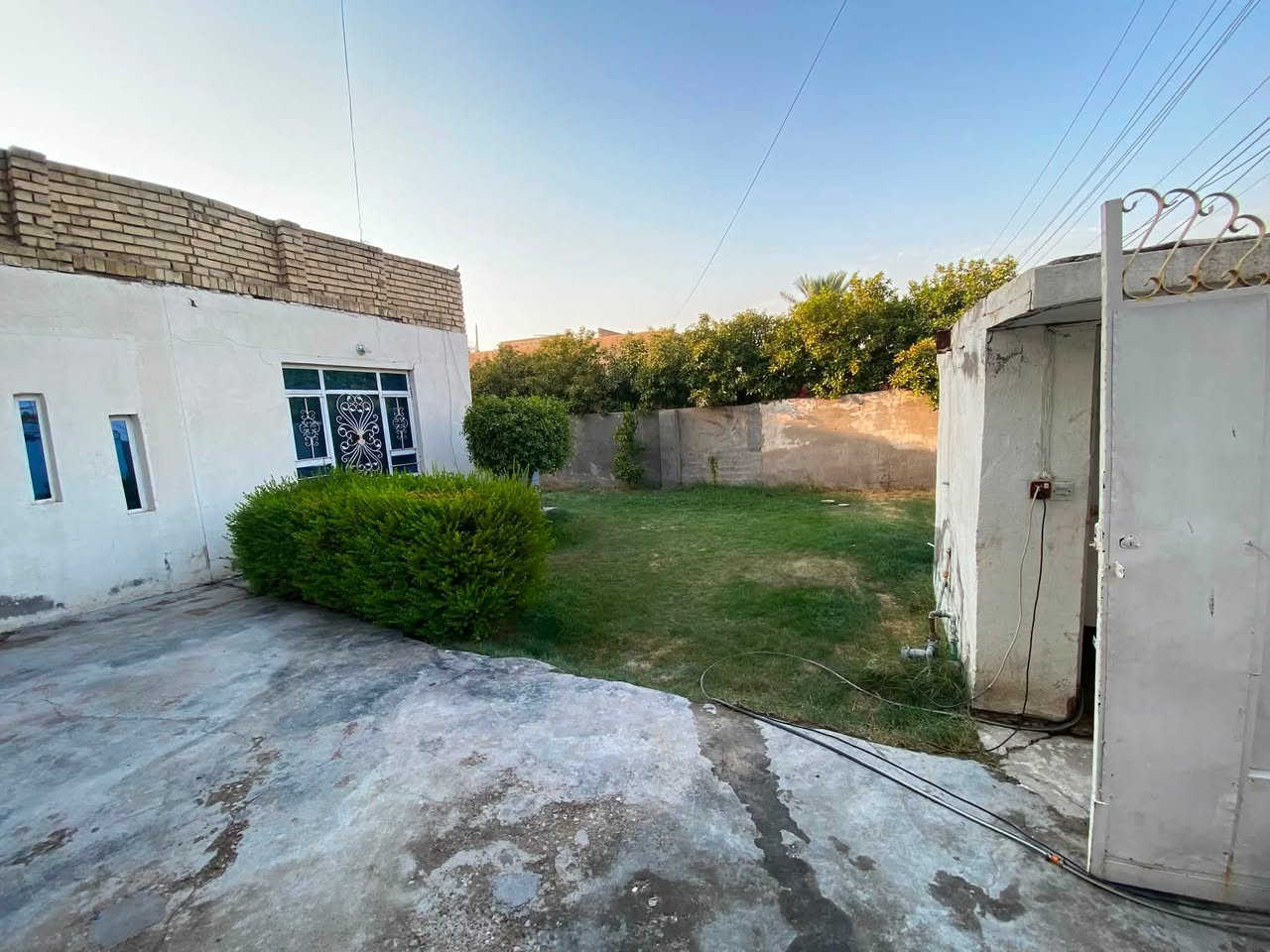 السلام عليكم بيت للبيع حي الشهداء المساحه ٣٠٠ غرفة واستقبال وصاله ومطبخ صحيات داخلية خارجية السعر ٧٥ قابل للتفاوض 
واتساب ***********
خط ***********
