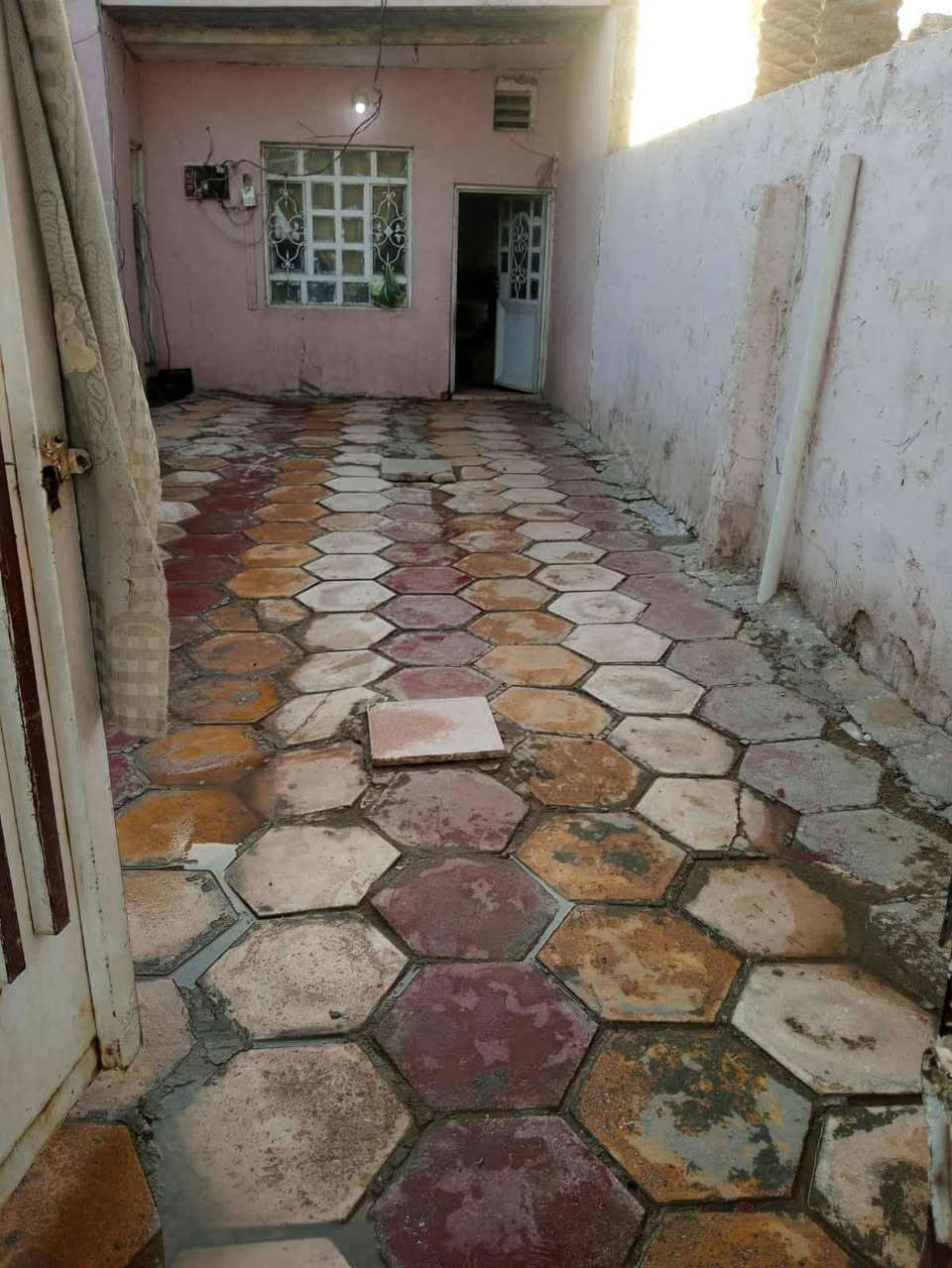 عليكم بيت مساحته 215 متره يحتوي على غرف نوم 3او ستقبال او مطبخ او صاله او مكشوفات 2او صبابه جبيره او صحيات داخل او خارج معه مشتمل مساحته 75متره يحتوي على غرفتين او مطبخ مفتوح على اصاله او صحيات داخل او صبابه زغيره العنوان نجف كوفه علوة الفحل تنينهن السعر 38اوبيهن مجال اتصل ابهاذا الرقم ***********‬‏
