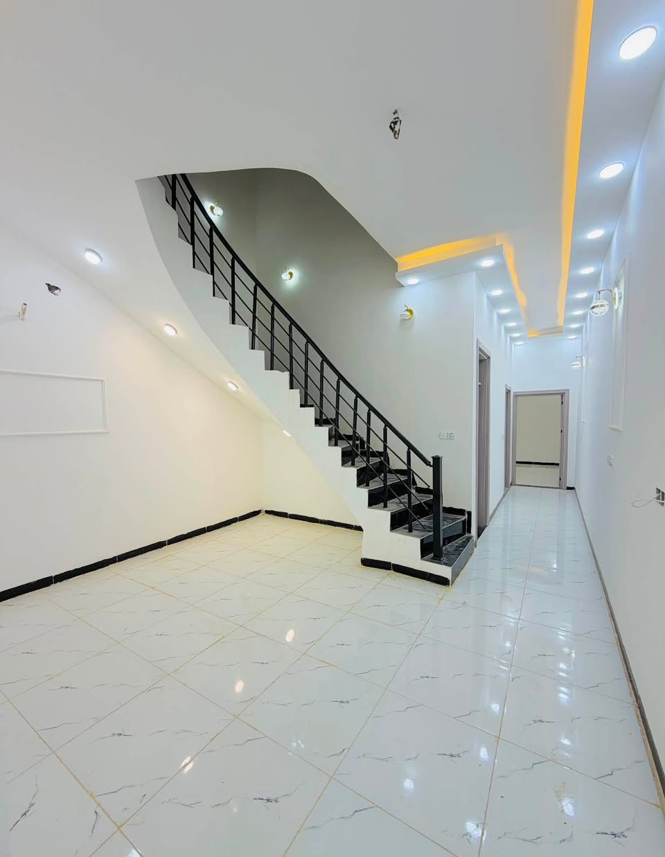 دار للبيع المربع الذهبي قرب المدرسه الكويتيه والمنتزه شارع عريض ومكان مميز المساحه ١٠٠ متر زيرو ٣ غرف نوم البيت فول شتايكر وسحب مغربي وديكورات السعر ٧٥ مليون ***********
