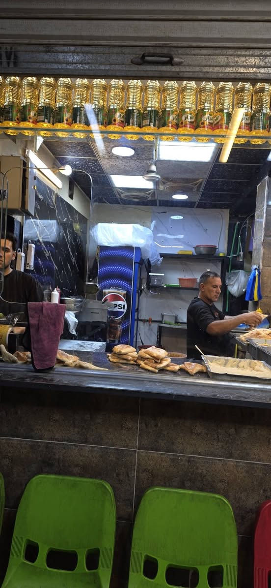 مطعم دلع كرشك شارع ابو سمير قرب افران البشير للبيع لعدم التفرغ السعر خاص ***********
