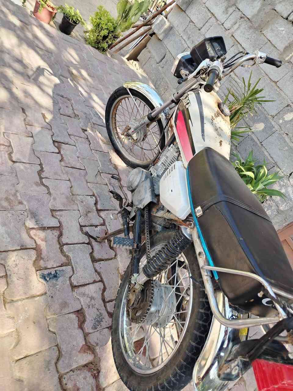 للبيع دراجة اربعة كير مكينتهة نضيفة عوسهة بس جبنة ما الماكنيت كهربايات شغالة دراجة مو كلك سنوية بس راعيهة ما اندلة ما متواجد على الفيس *********** سعر ٢٢٥وبيهة مجال قليل مكان كربلاء الحسينية
