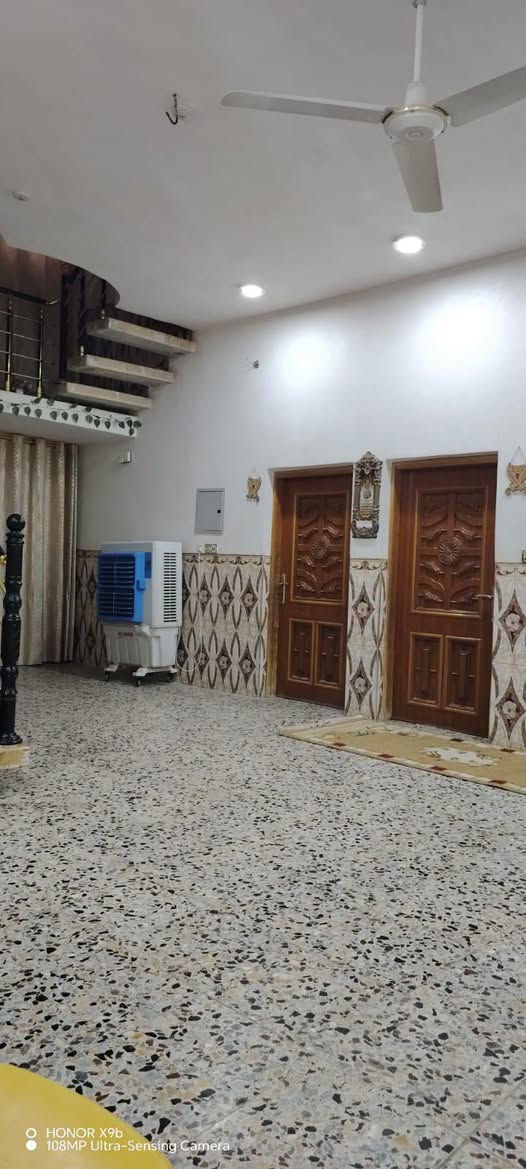 🏡 السلام عليكم ورحمة الله وبركاته

🌟 دار للبيع – فرصة مميزة بموقع ممتاز في بابل / المدحتية 🌟

📍 العنوان:
بابل – المدحتية – شارع علي قماره خلف حسينية الشهداء

✅ نوع السند: طابو زراعي (سند 25).
✅ الدار باسم المالك شخصياً. سند
✅ تحويل الملكية إلى اسم المشتري في اليوم التالي بعد الشراء.

📐 المساحة: ٢٠٠ متر مربع.
📏 الواجهة: ١٠ متر.
📏 النزال: ٢٠ متر.

🏗 مواصفات البناء:

- بناء حديث بدرجة أولى.
- طابوق مع سقف صب كونكريت.
- تنفيذ وإشراف مهندس مدني.

🏠 تفاصيل الدار: طابقين
    الطابق الأول 
- غرفتان، نوم ٢
- استقبال.
- صالة.
- مطبخ
- ممر خلفي وجانبي
- طارمة 
  حديقه
- صحيات داخلية وخارجية.

🚰 الطابق الثاني
    عدد الغرف ٢
    صاله 
    خدمات كامله من
- ماء وكهرباء متوفرة.
- شارع فرعي بعرض 7 أمتار.
- أرضية البيت كاشي درجه اولى
📅 سنة البناء: حديث

💰 السعر: ١١٥ مليون دينار عراقي قابل للتفاوض.
  بناء وتصاميم تركي من اجود أنواع المواد 
📞 للاستفسار والمعاينة:
مكتب دلالية وائل الهندي
📍 شارع 60 – قرب سلوان أبو الكاشي – مقابل أسواق أبو العبد.

📱 وائل الهندي: ***********
📱 أبو علي: ***********
