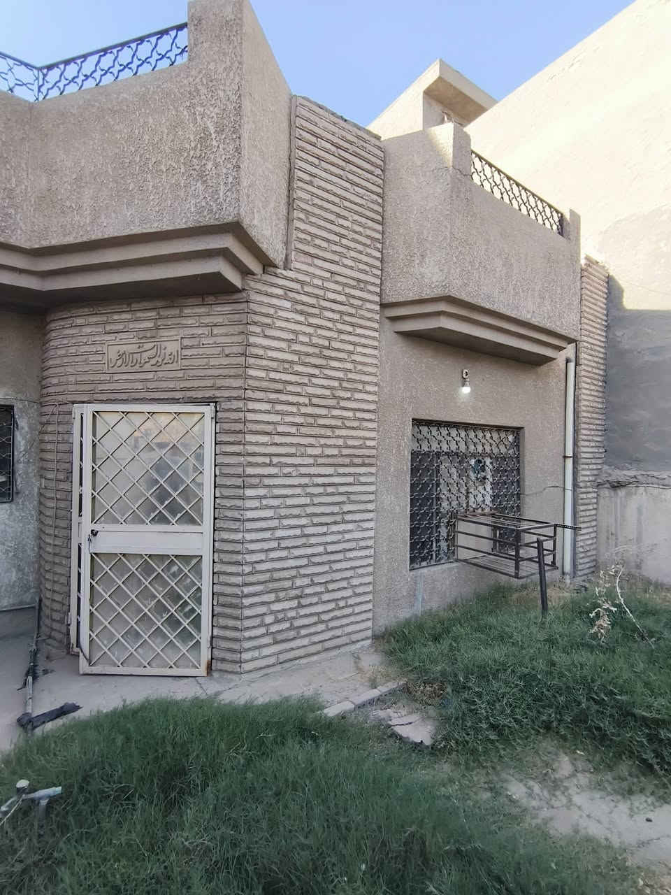 السلام عليكم .... 
🏡 للبيع دار سكنية مميزة – فرصة استثمارية رائعة 🏡
📍 الموقع: الدوره - شارع شرطه أبو طياره.....موقع مميز وشارعه مبلط وقريب عل شارع العام ونظيف ومنطقة هادئة وحلوه ، وموقعه كلش حلو ومناسب للسكن والاستثمار.
📐 المساحة: 100 متر مربع 🏠 الطابق: واحد 📏 الواجهة: 5 متر 📏 النزال: 20 متر 🧱 الحالة: يحتاج إلى ترميم، مع إمكانية بناء غرفتين في الطابق الثاني، مما يوفر فرصة رائعة لتطوير الدار والاستفادة من المساحة.
💰 السعر المطلوب: 240 مليون دينار عراقي. وبيه مجال... 
📞 الرقم : ***********
✨. 🤝 مع خالص التقدير والاحترام.
