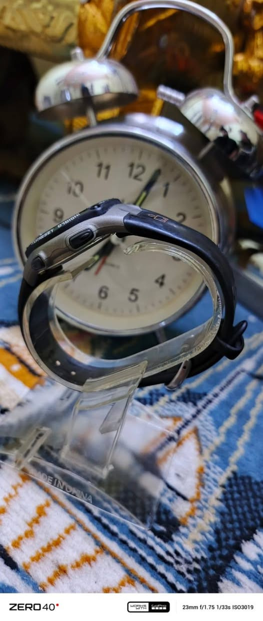 يا لله سلام عليكم شباب ساعه تايمكس ايريونمان للبيع 
Timex Ironman Triathlon 30-Lap (الرقم المرجعي المحتمل T53151  من السلسلة الكلاسيكية)، وهي ساعة رياضية شهيرة تتميز بشاشة رقمية ذات إضاءة خضراء خلفية (Indiglo)، وسوار أسود متين من الراتنج، ومقاومة للماء حتى عمق 100 متر.المميزات البارزة:ذاكرة لتسجيل وتذكر 30 لفة (30 Lap) لقياس الأداء الرياضي والتدريبات.إضاءة Indiglo الليلية المميزة الخاصة بشركة تايمكس.هيكل متين مصمم لتحمل الصدمات والأنشطة الخارجية مع أزرار تحكم واضحة لخاصية الإيقاف والتقسيم (Start/Split). 
السعر 35 
📞*********** يتوفر واتساب 

يتوفر توصيل جميع أنحاء العراق ❤
