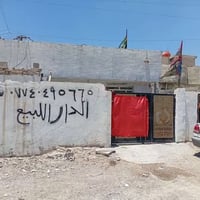 بيت للبيع مساحه 200 مبني 150 باقي 50متر قطعه خارج البيت بابه وحد  مابن...