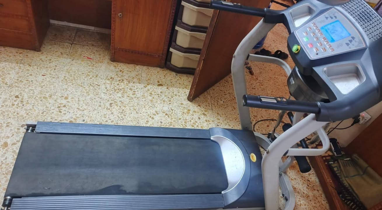 "جهاز مشي Daily Youth مستعمل نظيف جداً، يتحمل وزن 120 كغم، يحتوي على رافع كهربائي (جبل) بنسبة 15%، ويحتوي على جهاز مساج ملحق وتمارين معدة. الشاشة واللوحة شغالة تمام." سعره ٤٥٠ بغداد حي الجهاد
***********
