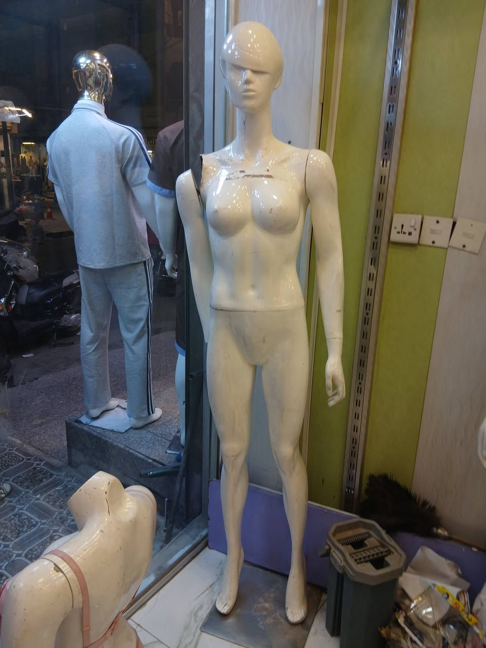 مليكانات البيع العدد ٢ العنوان بغداد الاستفسار على هذا الرقم ***********
