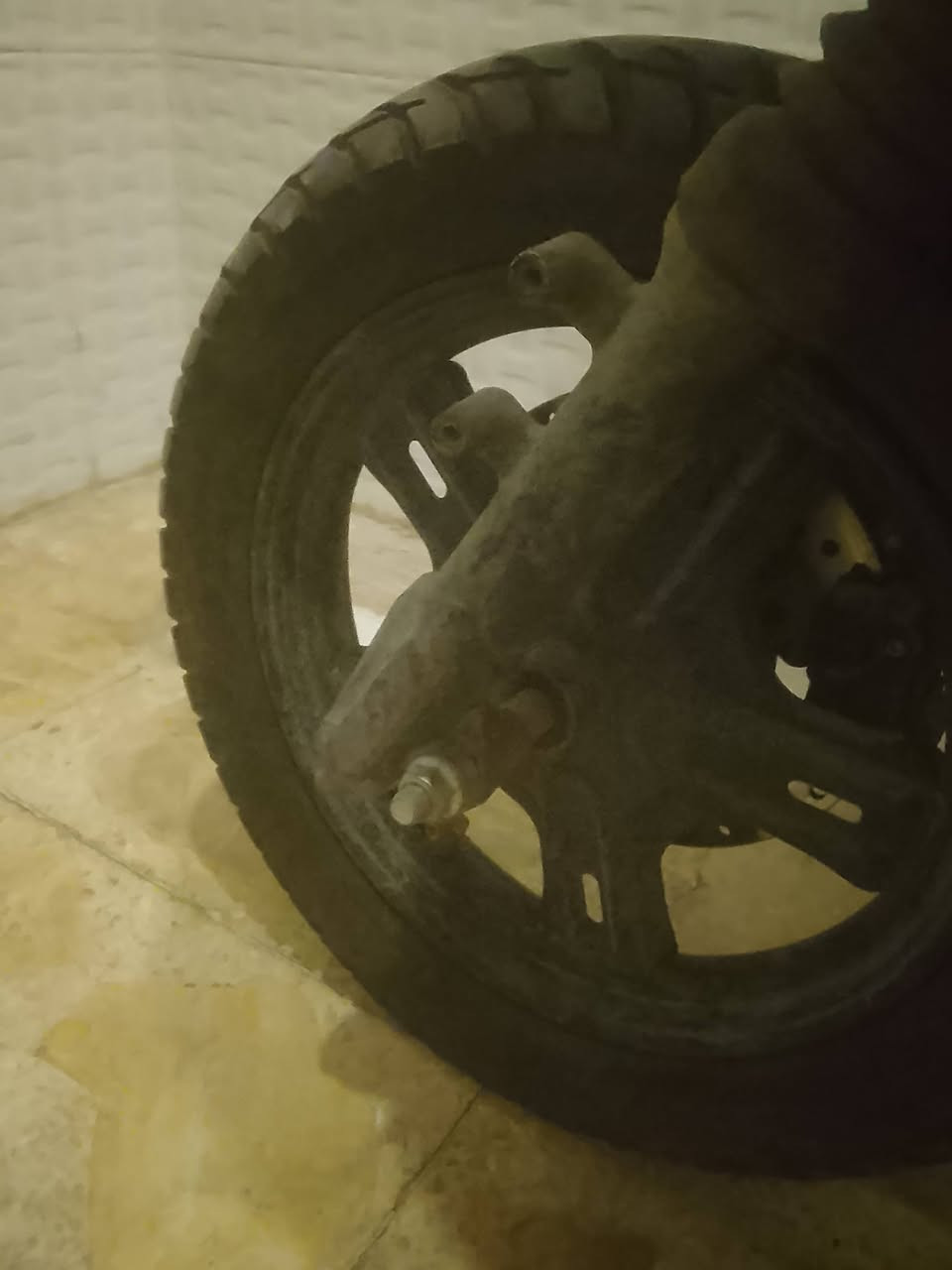 دراجة شحن شكل سكنس دراجة ماخذهة ب ٩٥٠ قبل سنة كلش مرتبة مبدل يطاريات اصلي ب ٢٥٠ قبل شهرين طبعا دراجة سويت بيهة حادث وتركتهة و الملف مالتهة اعتقد بي شي او ال وايرات ماعرف شنو بينة صراحة ابيعهة هيج تراب ب ٣٠٠الف التفيدة قبل لا تعطل جانت كلش مرتبة ٦ باتري و تمشي مسافات طويلة هم يعني من دورة الباب شرجي وترجعني هم وبيهة شحن تمشي ٧٠ كيلو ٦٠ كيلو وعندكم التاير يحتاج تبديل امامي فقط و كلوبات محتركة او بل ويارات ماعرف مهم سعر ٣٠٠ مكاني دورة تجي للبيت تشوفهة وتفحصهة 
رقمي ***********
