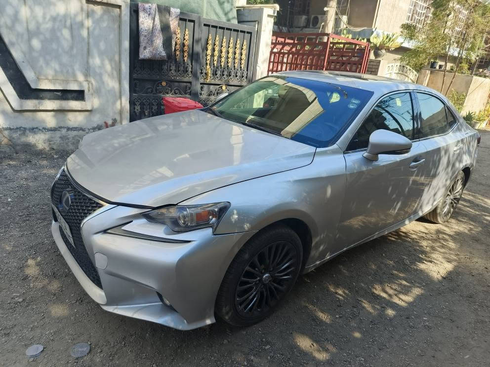 السلام عليكم 
Lexus is 200t 
 2016 مواصفات 
ترحيب دخول ذكي 
بصمه تشغيل +ابواب 
فتحة سقف 
كشنات كهرباء جلد 
شاشة كبيرة تحكم ب الماوس 
تحكم ب التكييف منفصل لمس 
تبريد قطعتين 
دفع خلفي 
وضعيات قيادة 
ايكو 
نورمل 
سبورت 
فجوج امامية 3 بستم بلادي 
تحكم شفتات خلف المقود 
كير zf 8 speed
مكينه 2.0 turbo🚀
كير مكينه بحاله ممتازة
السيارة جاهزة من كل نواحي 
باسمي تحويل مباشر  
صور حادث مرفقه ب المنشور
صبغ جاملغين امامي و بنيد
ماشية 155 الف كيلو
السعر 155 بيها مجال بسيط
***********
الشراي يتصل 
غير متواجد بعد 11 ليلاً بغداد, العراق
