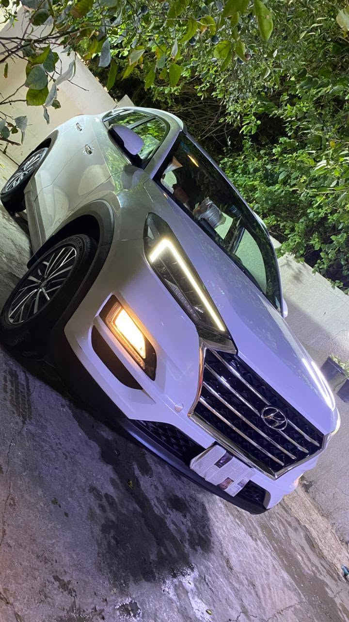 السلام عليكم ✋🏻 
هونداي     توسان  خليجي.  القاصد  2019. 
رقم بغداد نكليزي  سنوية الى2032 
احكم ستيرن. 
بصة. 
 تشفيل عن بعد. 
كشنات كعرباء. 
 جلد لونين. 
اشاير بل مري. 
 مري شفط. 
شاشة اندرويد ابل كار بلي. 
ئشاير تريحيب. 
كشفات لد نهاري.  
لايت دوار 5 عدسات لد. 
السيارة فول ماعدة البنراما. 
ماشية 94 قابل للزيادة. 
السيارة وضع شركة كلشي بية وضع شركة. 
السعر   20000 $$ دفاريت وبية مجال بصيط. 
مكان السيارة بغداد قرب جزيرة بغداد السياحية.  
هاتف *********** موجود بي وتساب  
السيارة  بيع فقط بدون مراوس
