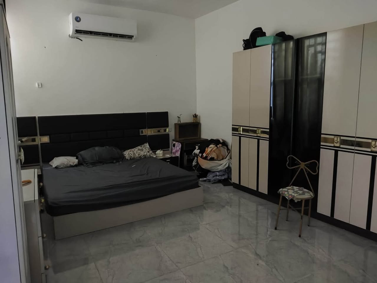 السلام عليكم بيت للبيع هورجب بشارع شحاذه خدمات كامله تبليط ومي وكهرباء المساحه 150 البناء 110 طابق واحد مثل ما موضح كدامكم بصور تريد هوا والاثاث تريد بدون اثاث مواد الطابق الثاني كامله واذا تريد تشتري طابقين مو مشكله كلشي بسعر الاستفسار اكثر خاص ***********
