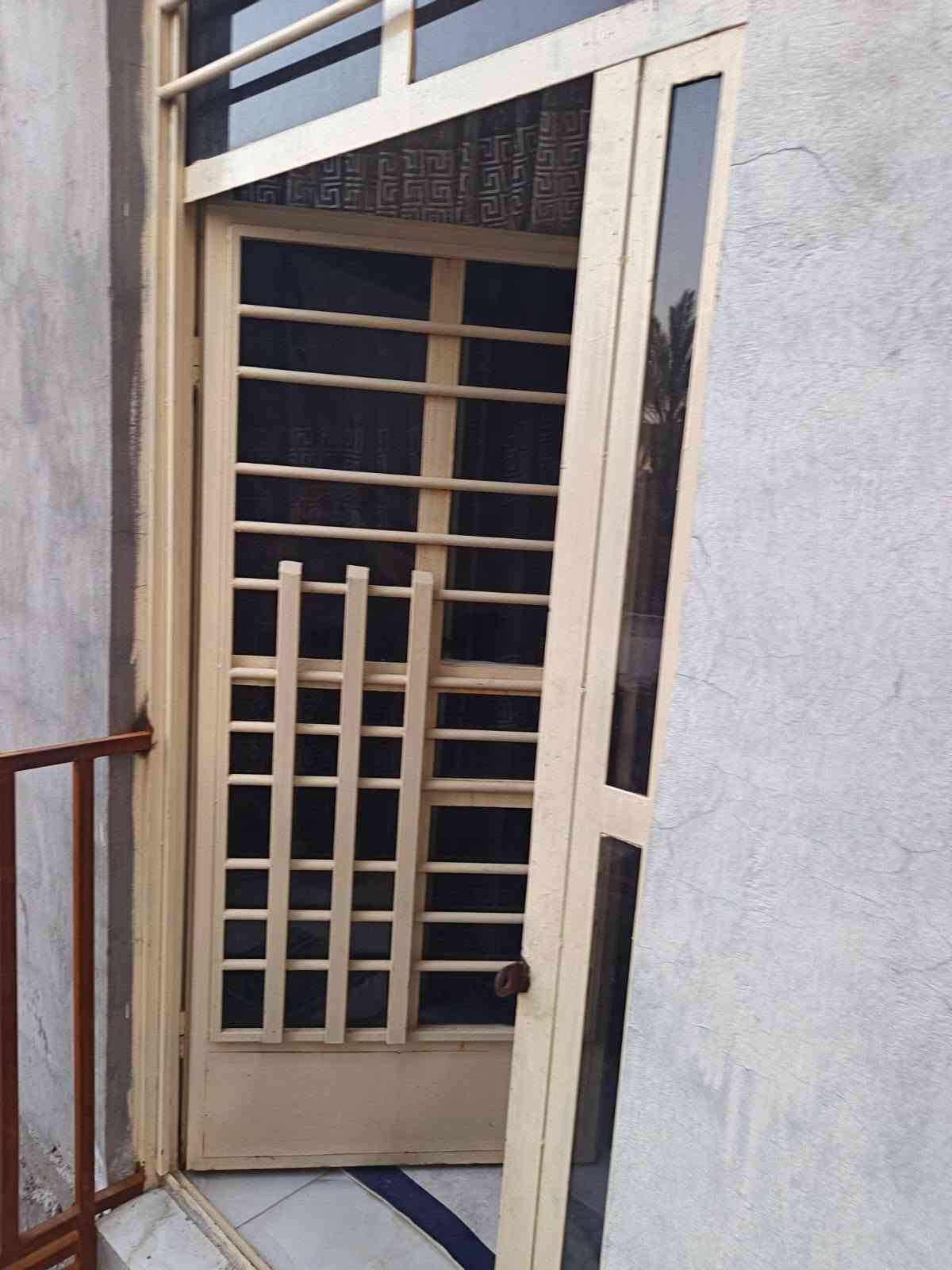 السلام عليكم بيت للبيع طابقين كل طابق وحده مؤجر كل طابق ٣٠٠ يعني ثنينهن ب600 البيت عقد 25 قرار محكمه البيت جسر ديالى العريفيه شارع الخدمي مقابل مدرسة كعب بن زهير عل شارع البيت خلفي مدخل البيت ٣متر مساحة ٣٠٠ يصلح سكن وستثمار وارده الشهري 600 ألف بيت عل شارع خدمات كامله أي ستفسار اتصل ***********
