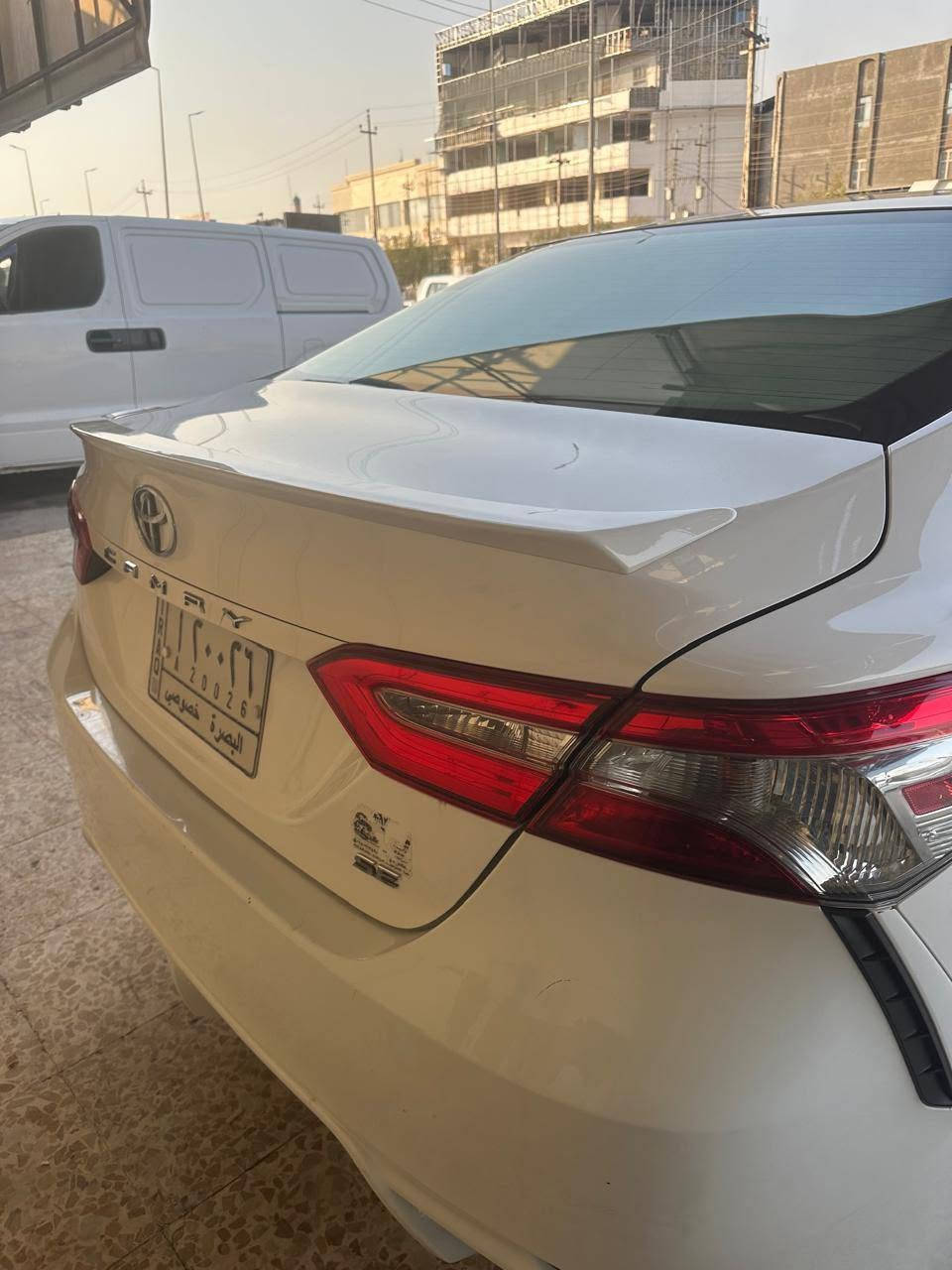 تويوتا كامري SE — موديل 2018
سيارة فئة SE الرياضي 
 بمحرك سعة 2500cc —
 سيارة واردة امريكي
 اوتماتيك
 والحدادة جاهزه 
تخم تاير جديد تايلندي 

الفئة: SE (رياضي)

المحرك: 2.5L (2500 cc)

ناقل الحركة: أوتوماتيك 8 سرعات
نوع الوارد: وارد أمريكي
المسافة المقطوعة: حوالي 160 كم 
المواصفات والملحقات المريحة والآمنة:

رادار أمامي لمساعدة السلامة والتحذير.

كاميرا خلفية لتسهيل الركن والمناورات.

مثبت سرعة (Cruise Control) لراحة القيادة على الطرق الطويلة.

كرسي كهربائي (قابل للتعديل كهربائياً) لراحة السائق.

شفتات على المقود (paddle shifters) لإحساس قيادة رياضي وتحكم يدوي.

منظومة عدسات أمامية كاملة لتحسين الرؤية ليلآ
صبغ جاملغ + جزء من باب السائق + بند

رقم السيارة بصرة حرة وباسمي
السعر المطلوب 160 (ورقة) — السعر قابل للتفاوض البسيط عند المعاينة والاتفاق الجاد.
للاستفسار :***********
