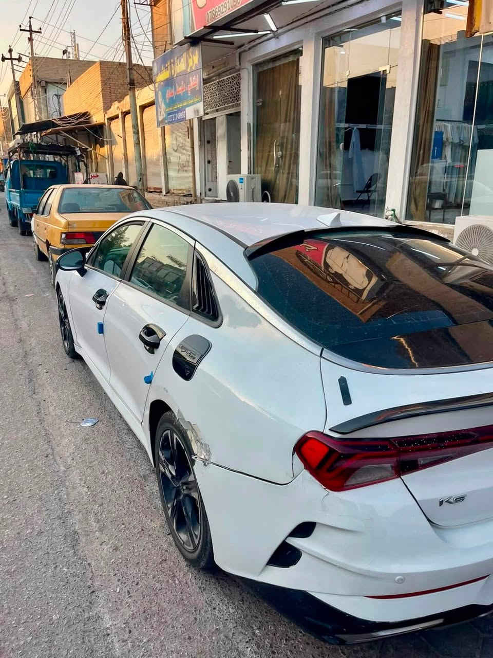 للبيع سيارة KIA K5
موديل 2021، تجمع بين التصميم الرياضي الأنيق والاعتمادية العالية. السيارة استخدام شخصي, نظيفة جداً من الداخل والخارج، ومخدومة بالكامل وجاهزة للاستخدام الفوري بدون الحاجة لأي مصاريف إضافية.سنة الصنع: 2021عداد الممشى: 190 ألف كيلومتر (ممشى حقيقي).
المواصفات: فول مواصفات أعلى صنف (باستثناء السقف)، 
• شاشة عرض لمس متطورة مع نظام ملاحة وكاميرا.
•رادارات وأنظمة أمان متكاملة للمساعدة في القيادة.
•تشغيل ذكي (بصمة) وتشغيل عن بُعد.
•صالون داخلي بحالة الوكالة وتكييف جديد.
•جنوط (ويلات) ألومنيوم رياضية مميزة حجم 18 رياضي.

الحالة الميكانيكية: المحرك سليم، الكير، والتبريد بشرط الفحص الكامل في أي مكان يختاره المشتري.
تعرضت الى ضرر خفيف في الجاملغ الخلفي مصلح مسبقاً
-الموقع: [النجف].
السعر: [122$] (قابل للتفاوض البسيط مع الشراي الجاد).السيارة للمستخدم الذي يبحث عن الفخامة والراحة على الطريق بسعر مناسب.📱 للتواصل والاستفسار (اتصال أو واتساب): [***********]
