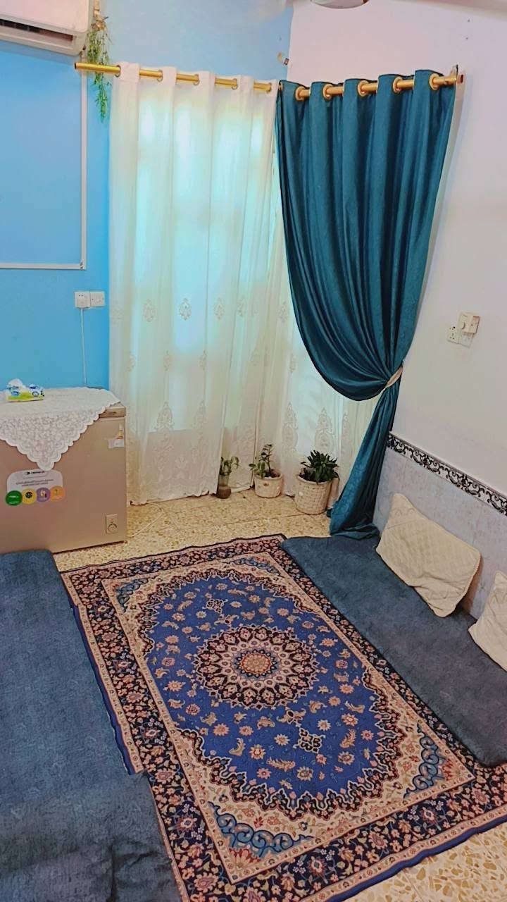 السلام عليكم دار 50 متر طابق ونص على ساحة مع حديقة خارجية يحتوي على استقبال ومطبخ وصالة وحمام داخلي وحمام خارجي وفوك صالة مع غرفة 
الموقع شريط الموظفين بيت جاهز ونظيف 
الطابق الارضي صب كونكريت 
النص طابق الفوك عكادة 
السعر 48
للاستفسار ***********
