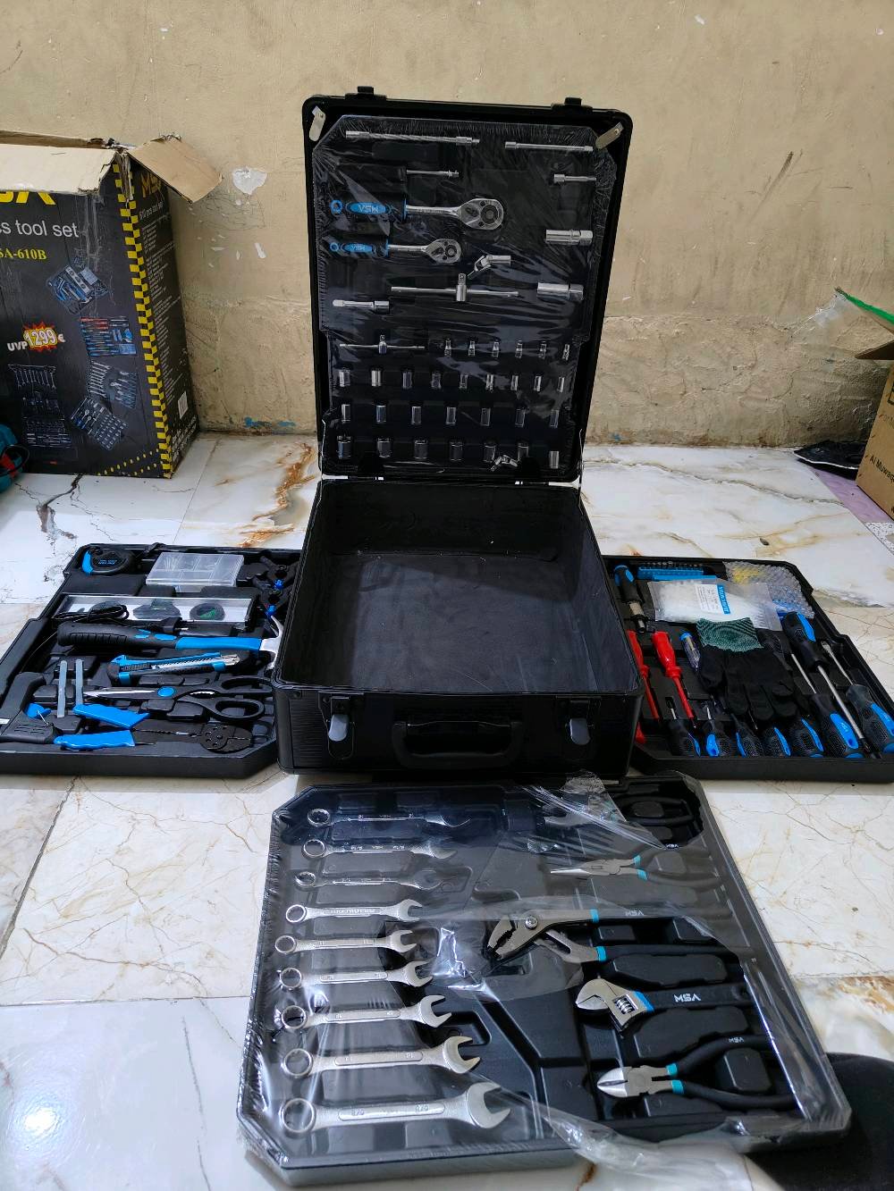 جنطه عده صباين كامله بيه تقريبا 130قطعه هيج