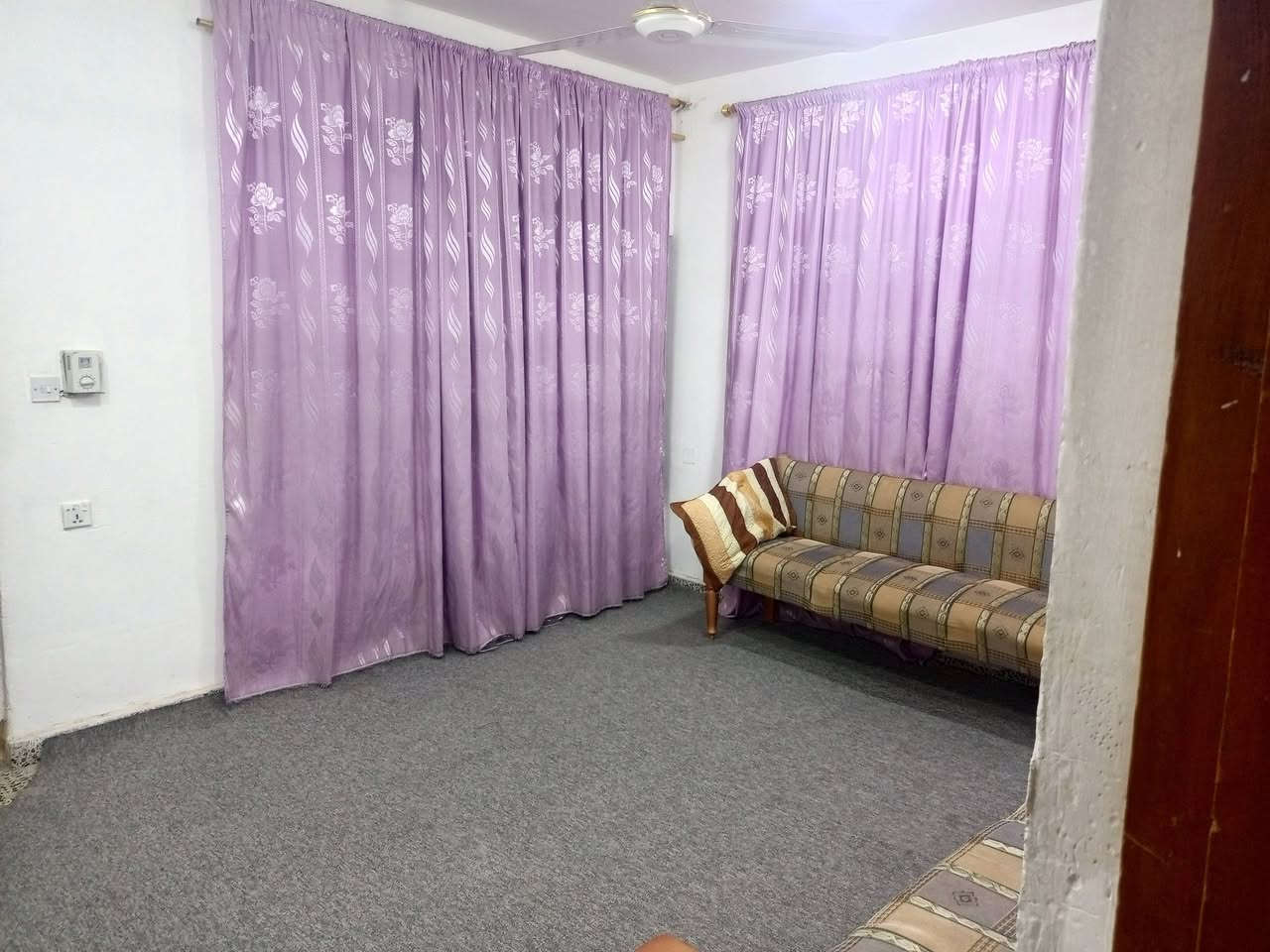 السلام عليكم 
بيت ملك طابو صرف موقع تجاري مميز العلگاية الشارع الاول خلف صيدلية لؤلؤة الماس المساحة 250 متر يتكون من استقبال وهول ومطبخ وغرفتين
السعر 130 وقابل للتفاوض 
للاستفسار التواصل 
***********
