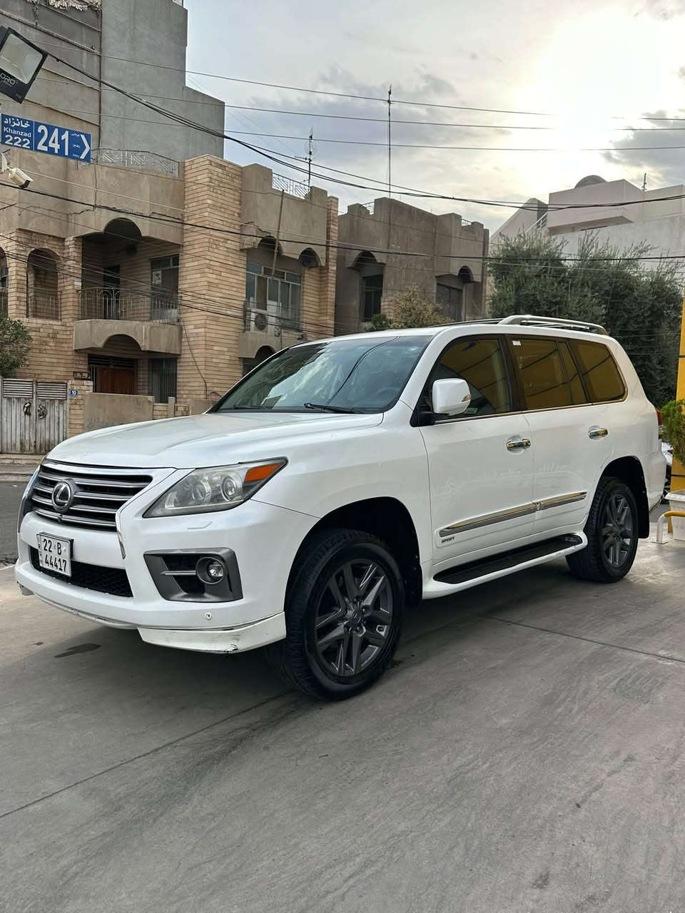 لكزس LX570 • ٢٠١٣ • خبطه خفيفه