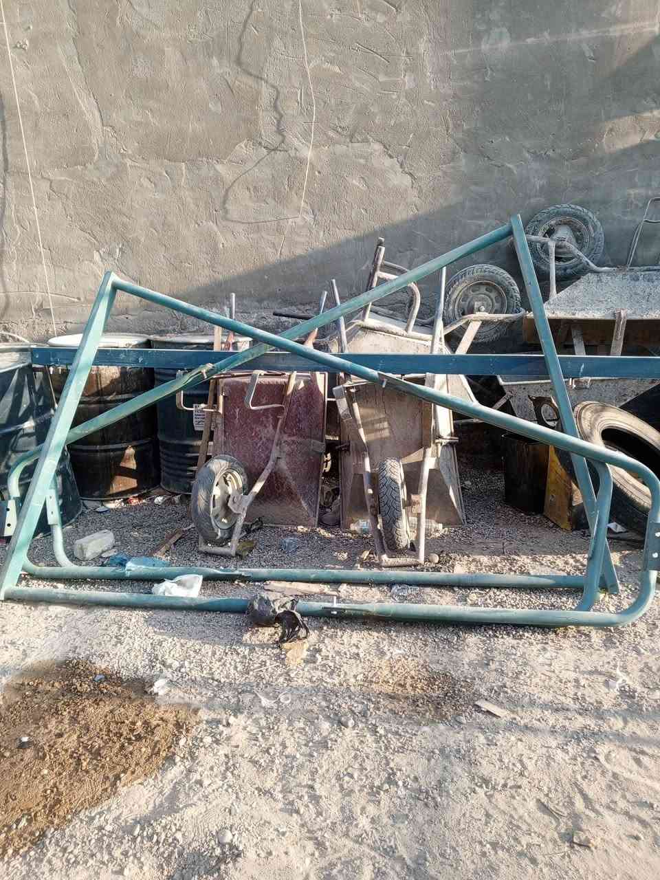 عندي قفاص مال ونج و عرباين ثنين للبيع السعر ٢٧٠ بغداد التاجي  ***********
