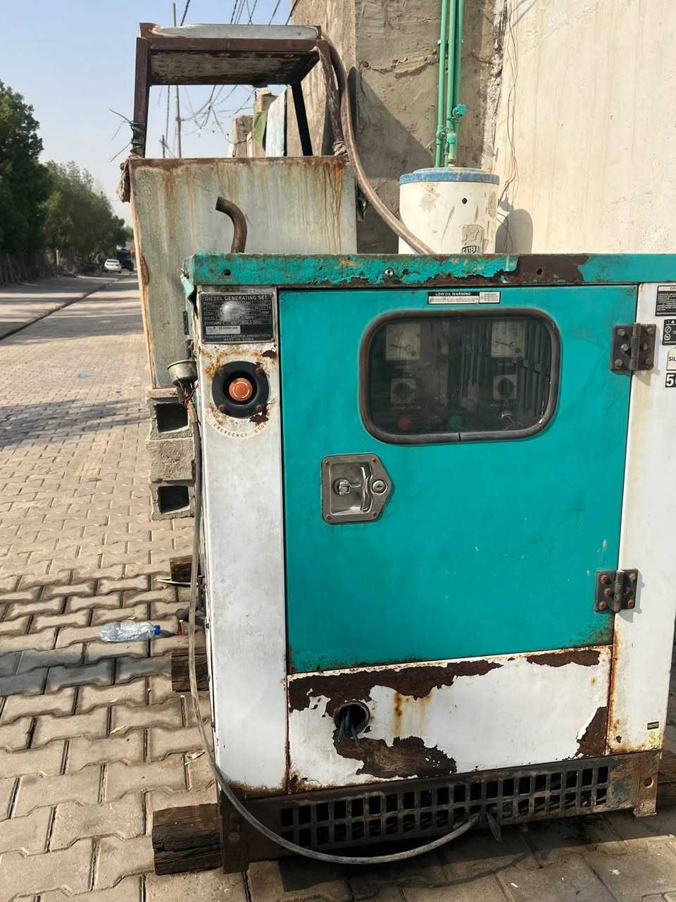 بيع مستعجل  مولده بيركنز كاتم ٤ بستم  ٣٠  كي في  على وظع الشركه مكينه وجنريتر ع الفحص اشغل واحملها كدام عينك  مكاني بالنجف ***********  السعر مليونين ونص وبيها مجال
