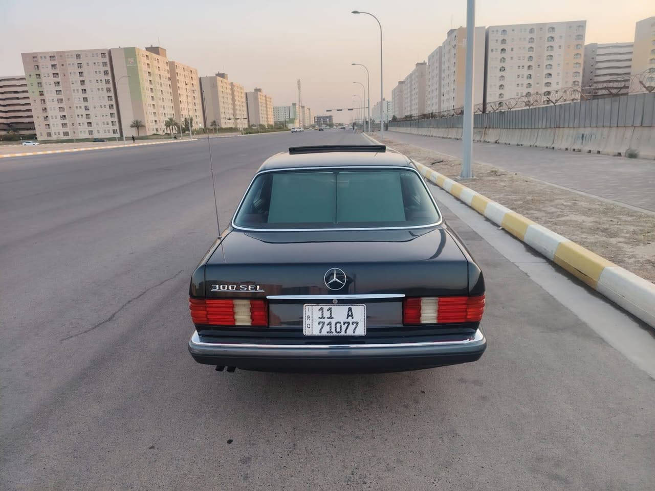 السلام عليكم مرسيدس جامبو سودة موديل 1990 مكينة وكير كفالة تدفئة تبريد شغالة ثلج دبل فيت بم جديد نوزلات جديدة بلكات جديدة رقم بغداد تحويل ثاني يوم باسمي سلايت روف شغال داخل احمر بردة خلفية شغالة كهرباء اربعة جام كهرباء مصبوغة عام الجمالية فقط مكفولة كفالة عامة من الضربة او الخياس باب طويل السيارة بيه شلعة شك الكاع شك مابيه نقص برغي واحد الاستفسار *********** مكان السيارة بغداد
