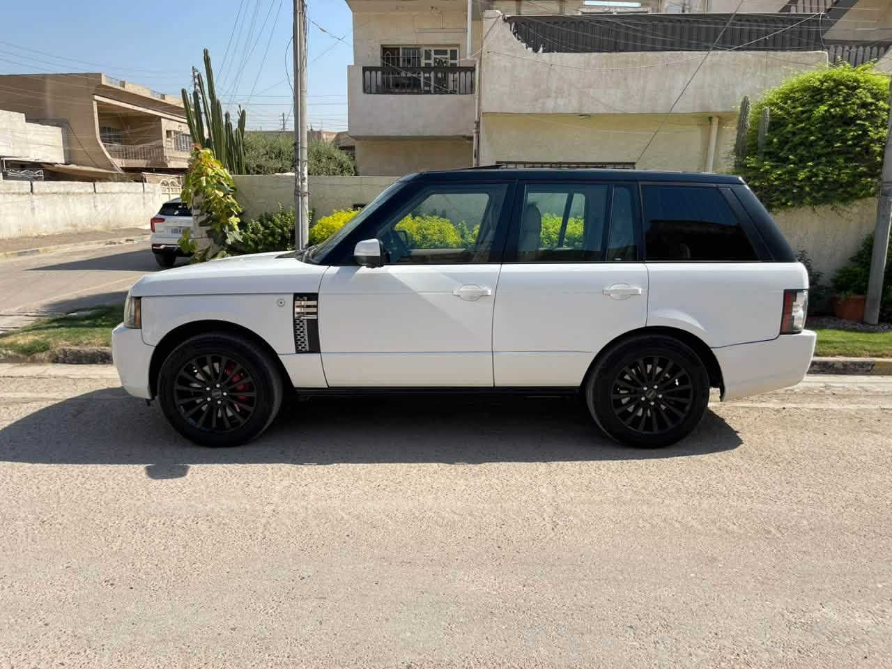 رانج روفر ٢٠١٢ فوگ سوبر جارج supercharged
 بعدها على وضع الشركة ماشية 155 الف كيلو بس

خليجي كفالة عامة عدا الدعاميات 
وبيهه بارد قليل كولش بقبق الصندوك وعندي سونار بيهه
 وكاله سردار معروفه مواصفات السردار تجي فول الفول بالمواصفات 
ادامة كاملة عليها 
المواصفات:
-سلايد 
-بصمه
-گيجات دجيتال
-٥ وضعيات قيادة
-خمس كاميرات مع كاميرا ٣٦٠ 
-رادارات امامي خلفي مع مانع تصادم و تحديد مسار 
-مراية جانبية قلاب مع الرحوع الى الخلف مع شفط مع انارة ترحيب مع رادار جانبي ونقطة عمياء
-دوسات كهرباء  
 -جامة امامية هيتر و بولورايز
-لايت زينون دايناميك مع اتجاه الستيرن
-بك لايت الد بلادي
-مقاعد امامي تحكم كهرباء مساج ميموري و تدفئة تبريد 
-مقاعد خلفية تبريد وتدفئه
برده مشبك خلفيه 
-ستيرن كهرباء تدفئة
-دبل سيدي چينجر اماميmp3 وخلفييdvd
مع اواكس و فلاش ريدر 
-سيستم صوت هارمان كاردون 
وبعد هواي مواصفات بيه
دوسان كهرباء ويه البيبان تنفتح وتنسد
-سيارة صفر مسج اعطال ولا گلوب مشتغل بيها
جوبلساته شغاله الحمدلله ومابيهه اي نقص 
مكان السياره بغداد 
السعر 13500 وبيهه مجال
***********
