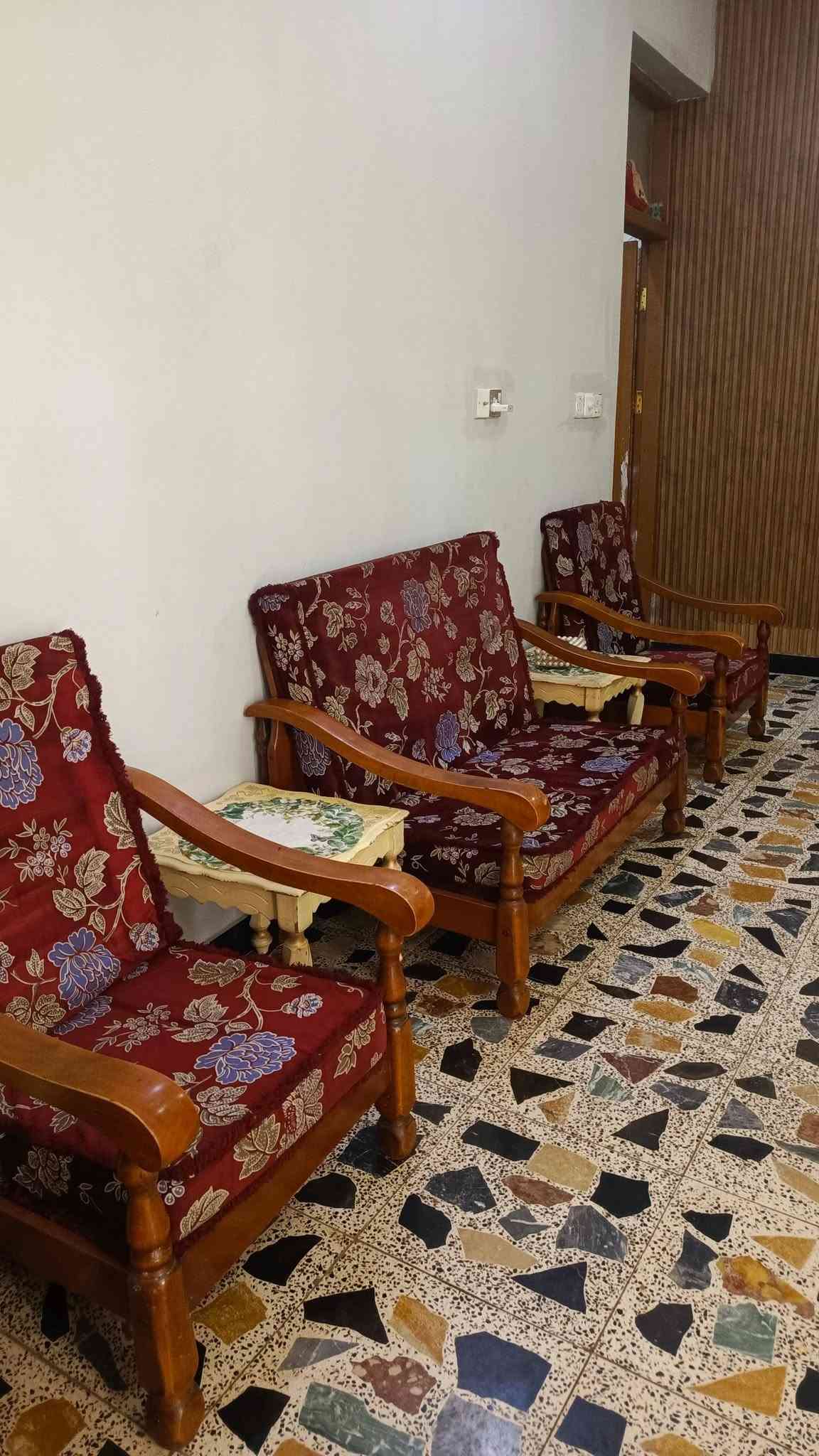 للبيع مكاني زعفرانيه تخم 7 مقاعد سعره 175 وبي مجال
