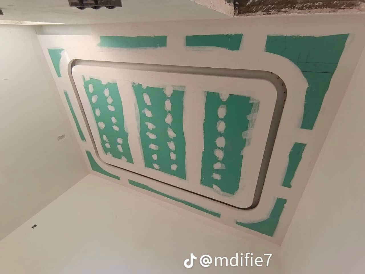 السلام عليكم صبغ وكافه الديكورات بأنسب الأسعار لأستفسارو

نص مكتوب في الصور:
- @mdifie7