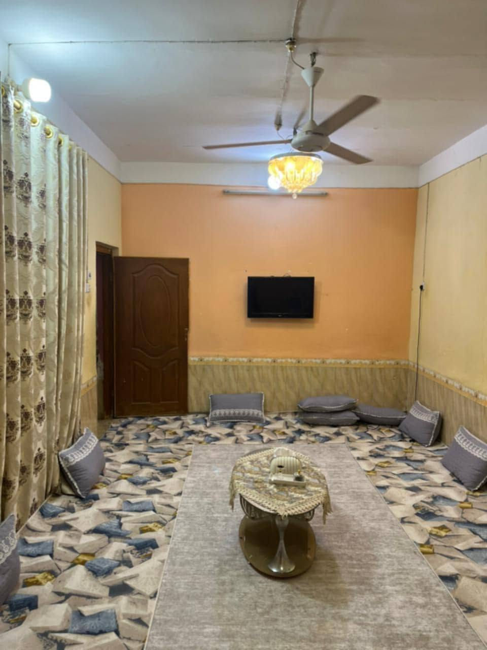 سلام عليكم بيت للبيع مساحة 120   6 في 20 بناء طابوق بي طارمه ومحل وستقبال وصاله وغرفه ومطبخ وصحيات خارجيه وداخليه طابق واحد التظحيه بالفرع مقابل مدرسة حبيب سعر 85 وبي مجال رقم ***********
