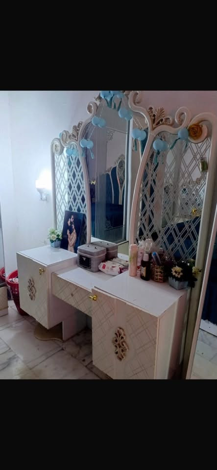 غرفه للبيع نضيفه اي ضرر مابيه
لاتصال ***********
