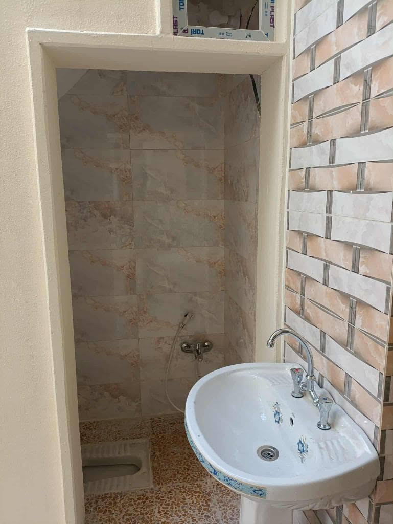سلام عليكم بيت للبيع بسعر مناسب منطقه كراج شمال عطشانه  قريب على شارع عام مساحة  دار 67 متر  طابقين بناء محدد طابقين بي 4 غرف نوم مطبخ وصحيات   لاستفسار اكتر هدا رقمي *********** موصل, نينوى
