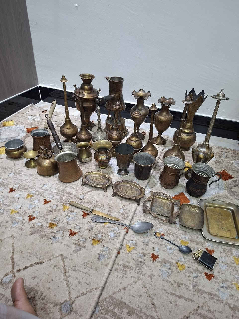دلات سوريا قياس من 33 إلى 20 السعر 400الف عدد٨
هاونات 4 قياس 20 و18 و13و9 السعر 350الف واحد بغدادي ابو تراجي وزنه 8 ونص  
نواعم عدد31 قطعه كلهن ب300الف 
اتصال :*********** فقط اتصال
عنوان _ بغداد
