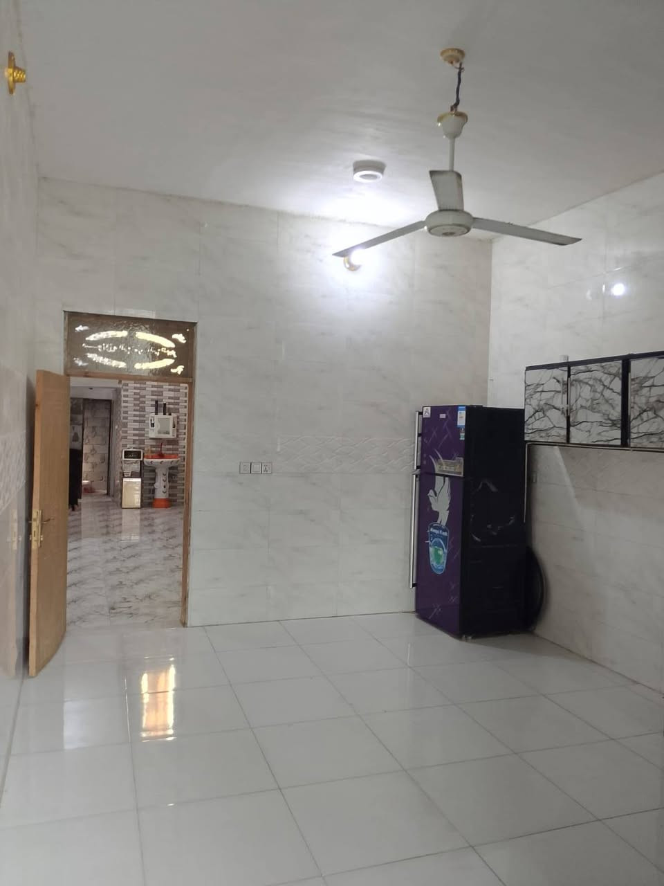 السلام عليكم
الدار للبيع مساحه 300 بلوك وصب كونكريت شتايكر 
يحتوي 
غرفه 1
استقبال
صاله 
مطبخ حار بارد
حديقه خارجيه 
صحيات داخليه 
موقع حي السجاد شارع سيد سهيل يبعد عن الشارع العام 250م 
السعر 67 وبي مجال الشراي بي خير ويدلل 
الاستفسار ***********, واتساب
***********
