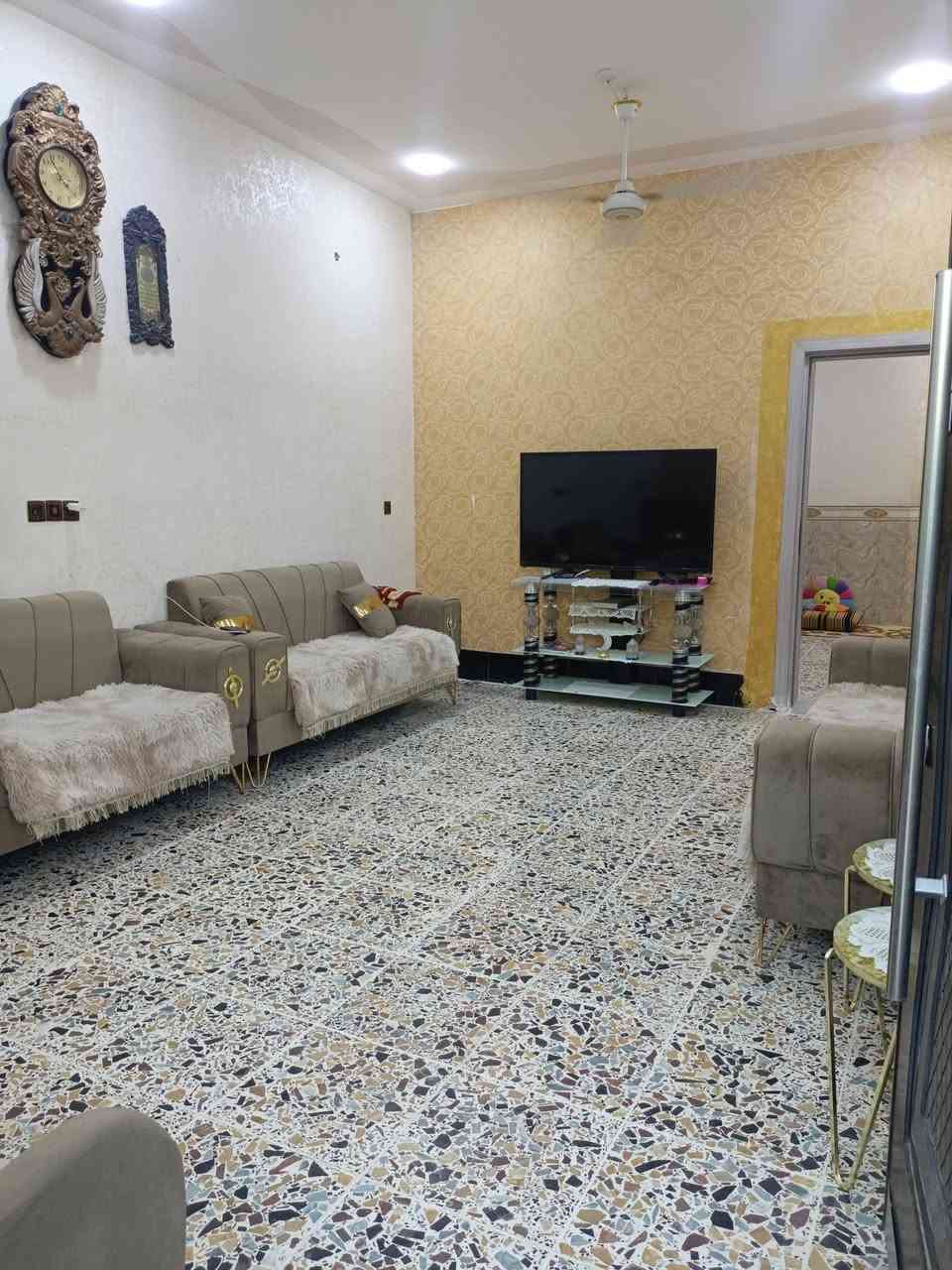 ‏🌃 اللهم صل على محمد وال محمد 🌃
‏      🏫   🏫   🏫   🏫   🏫   🏫
‏              ⚜️ #بيت_للبيع ⚜️ 
‏
‏☣️في الفلوجة منطقة ال22
‏☣️ قرب شارع 40م
‏☣️ بناء درجه اولى 
‏
‏⚜️المساحة : 150م 
‏⚜️الواجهة : 7.5م
‏⚜️النزال : 20م
‏
‏طابق واحد غرفة نوم وبيتونه واستقبال ومطبخ
‏مناور ثنين وحمامات داخل وخارج
‏
‏⚠️ الشارع 🚸 : 10م  
‏⭕ السعر :  88  قابل للتفاوض 
‏🧰⚖️ نوع الملك 🧰⚖️ : طابو صرف سند 
‏للاستفسار : مراجعة 
‏🥇#مكتب_الاقصى_للعقار 🥇
‏للاتصال : *********** 📞☎️
‏واتساب : *********** 📞☎️
‏⭕التسلسل: 175
‏#عقارات_الفلوجة #عقار_للبيع #عقارات_الانبار #عقارات_العراق  #العقار #عقار
‏#العقار_للبيع #للبيع #بيع #بيت #بيوت #قطعة #قطع
‏#ارض #اراضي
‏#عقارات #عقارات_الاقصى
‏
