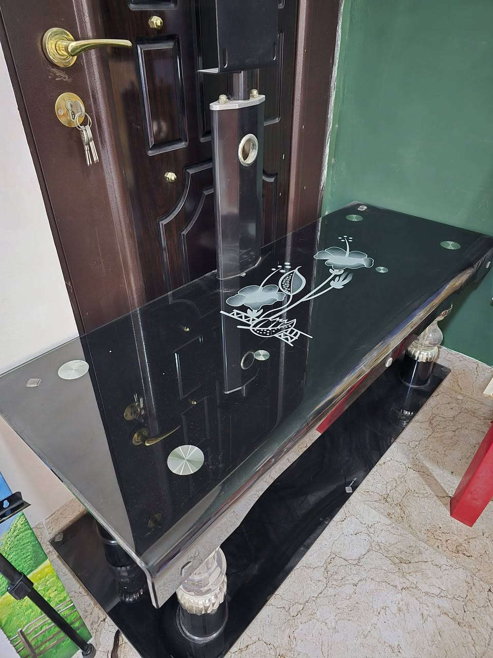 🖤 ميز زجاج أسود للبيع

📏 القياس: 120 × 50 سم
✨ زجاج أسود أنيق وتصميم مميز
💰 السعر: 50 ألف فقط

للمهتمين، التواصل خاص.
***********
