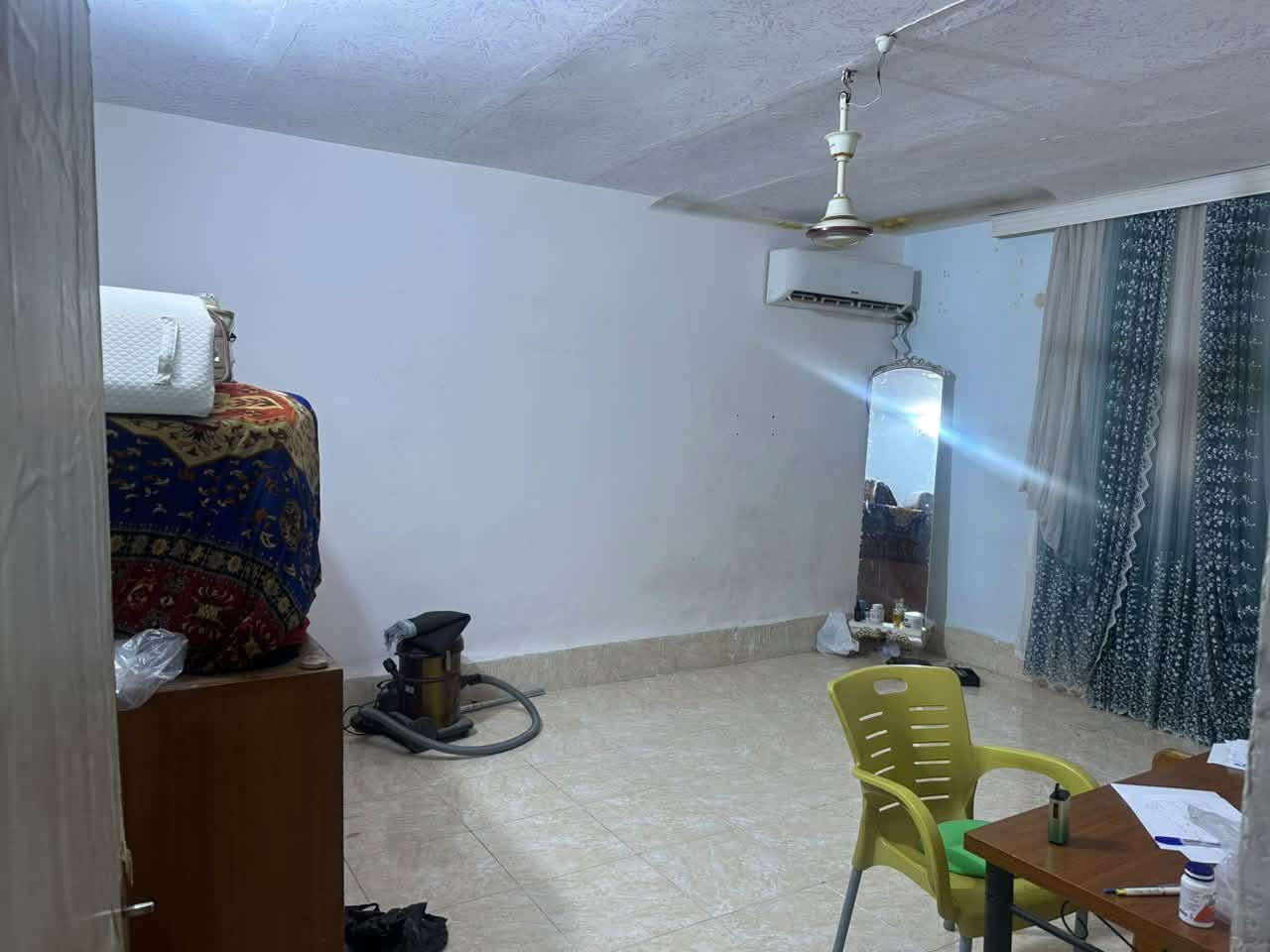 للبيـــــــــــــــــع
بيت للبيع في حي الرياض قريب جداً من الندي الرياضي بناء قديم يعتبر قطعه، السعر مناسب، المساحه ١٨٠م ، البيت طابقي يحتوي على ٣ غرف نوم + استقبال كبيره + صاله + مطبخ + ٣ مجمعات صحيه + كراج مع حديقة صغيره. للاستفسار *********** بي واتس أب.
