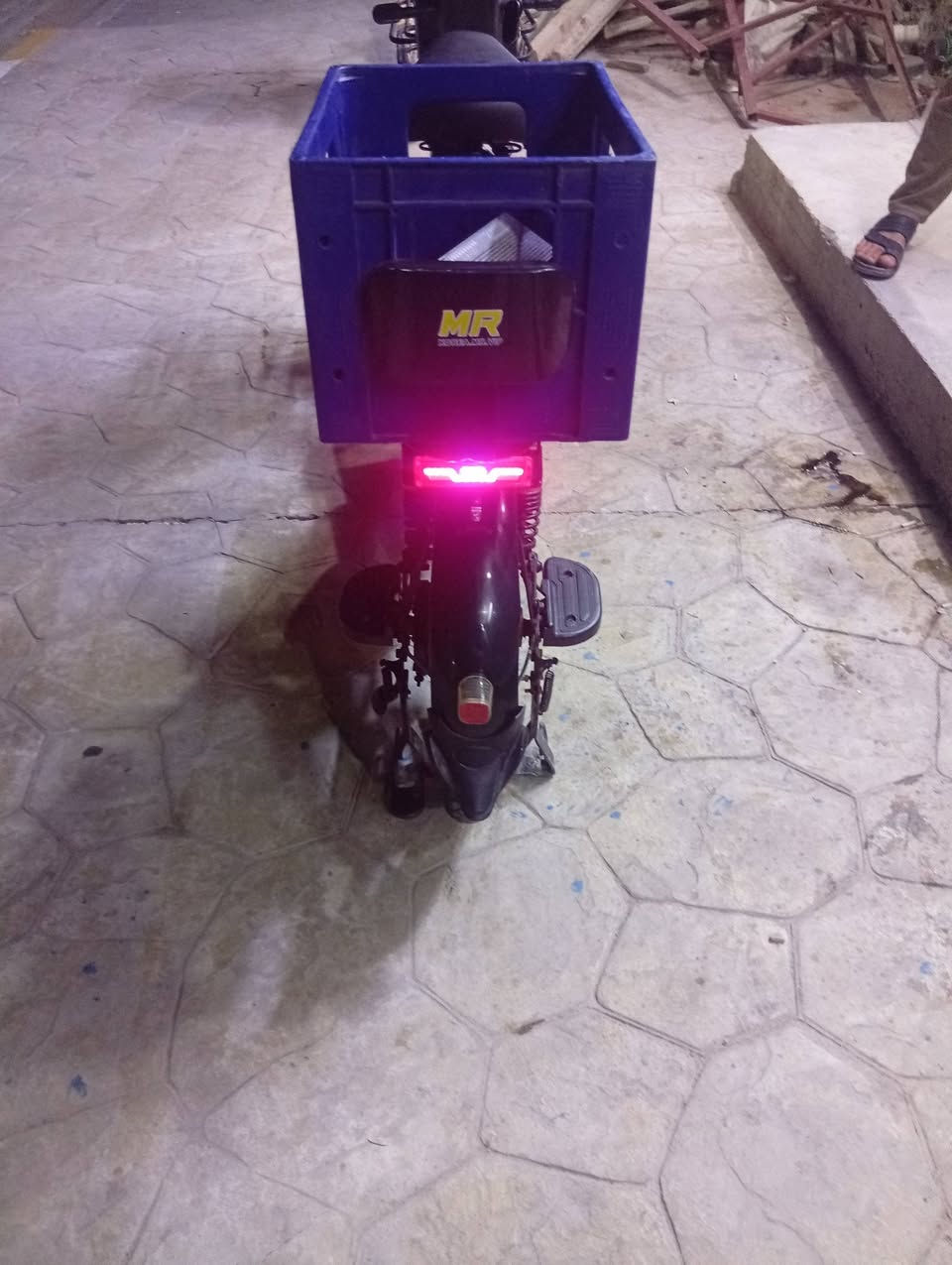 سلام عليكم عندنا دراجه شحن للبيع نظيفه بطاريه دبل فول نظافه كل شي شغال بطاريات جدد العنوان ديالى كنعان الرقم. ***********
