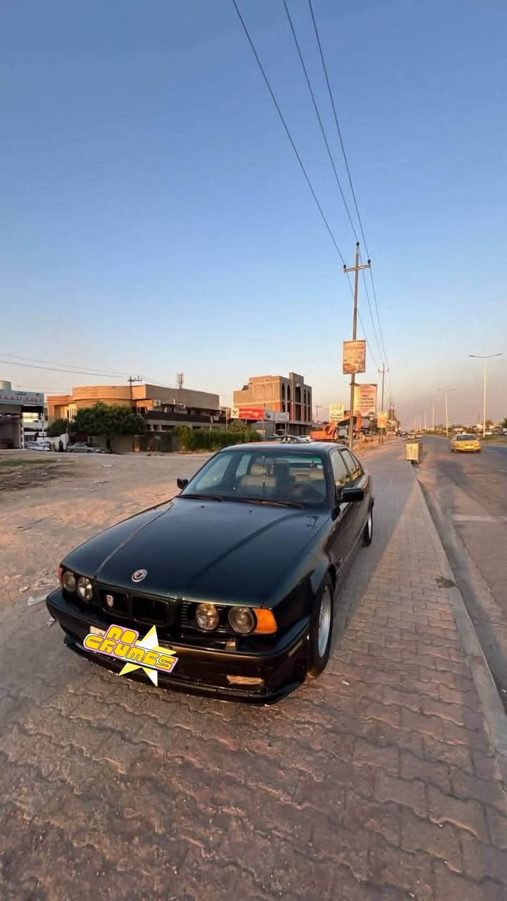 سلام عليكم 
بي ام دبليو موديل ١٩٩٤ 
حجم ٥٣٠ محرك بوما حجم ٢٨ 
اكو شبر بس بالجاملخ السايق الامامي 
غير هذا ماكو شي بالسيارة 
السعر ٦٥ 
للتفاصيل ***********

نص مكتوب في الصور:
- NO CRUMBS
