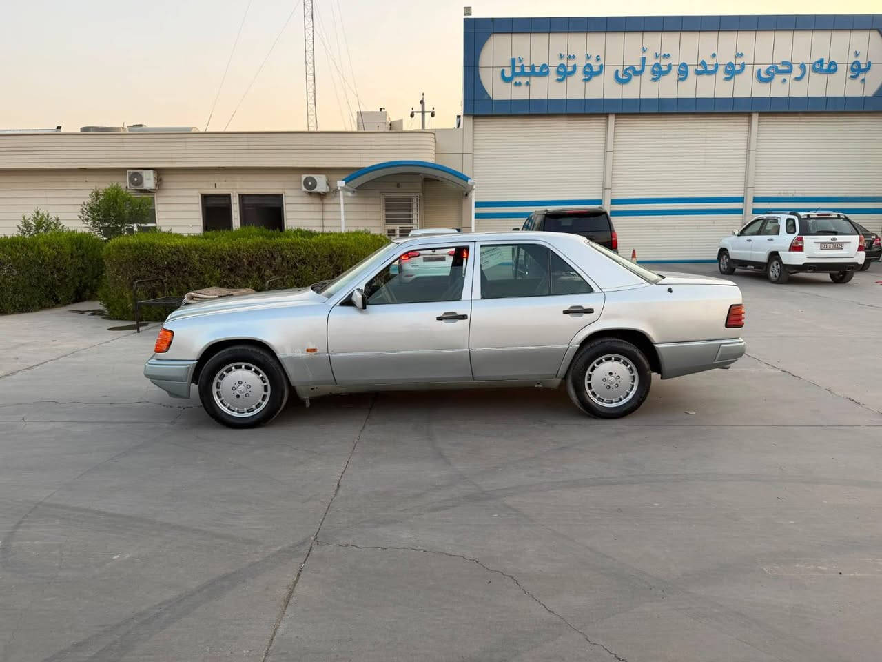 بسم الله رحمن رحیم
مارسیدس کوپه یی بو فروشتن 
له سه ر ده قی شه ریکه ماوه 
نوکه ده رزی خیاس و لدیراوی نیه 
دعم و شوخت و ی‌نیه 
مکینه و‌گیر به طه دوو نیو دیلکو مرغوب 
رقم کرکوک بو‌خوار کیشه ی نیه 
خاوه ن وکاله له خانقینه 
سعری 38 مجالی که م‌مشتری نیت تیل مه که 
هه تا نه یبینی نازانی چه ن پاکه ماشالله 
 عنوان کلار ....
عربی ...
سیاره مودیل 1989 علی وضع شركه 
قتره ضربه مابي 
داخل خارج جديد 
قاعدات دبلات سالم 
سنوي كارتوني قديم 
***********
صاحب وكاله موجود
