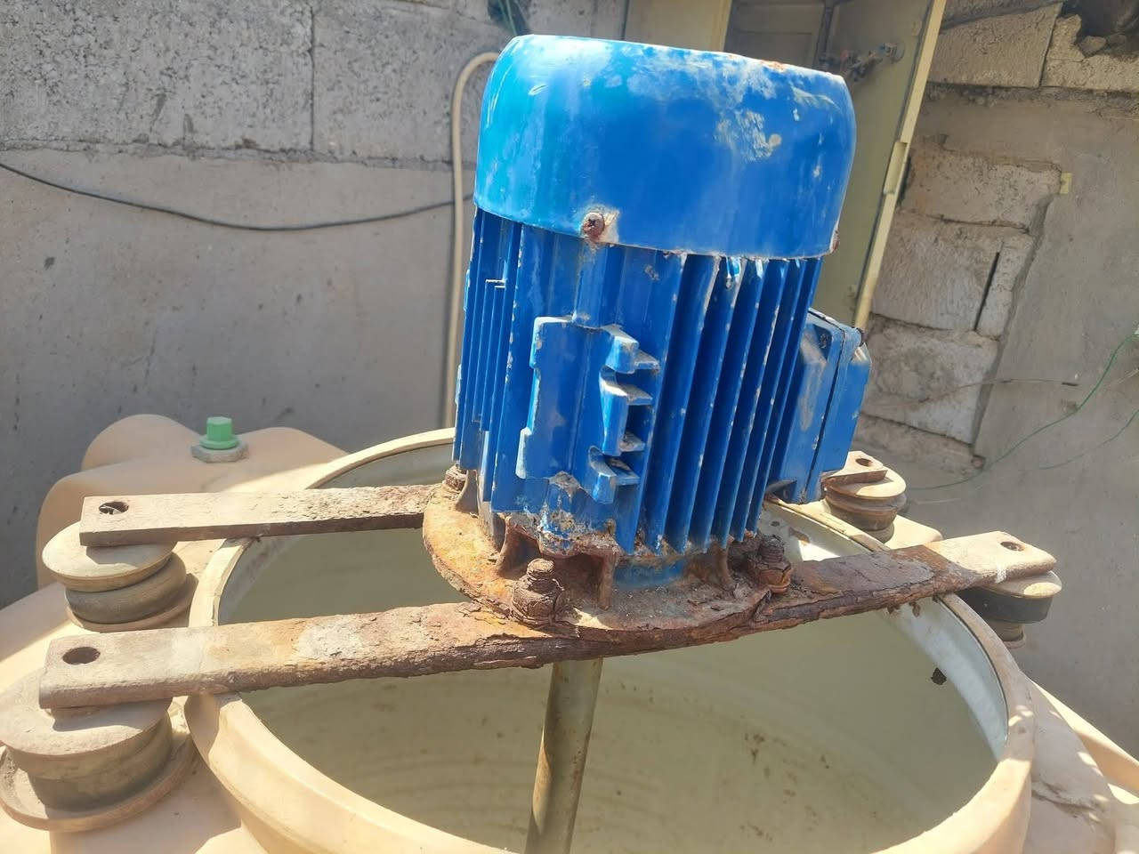 مأطور خلط زاهي للبيع ١٠٠٠ لتر صناعة إيطالي درجه اولى الي ياخذه ما يخسر بس عفت المصلحه وأريد ابيعه نضيف وشغال ما مستخدم هواي ويا شفت سل ستيل وتانكي قياس ١١٠٠ لتر الماطور بدون كير بوكس للإستفسار 
*********** متواجد واتساب وماسنجر
