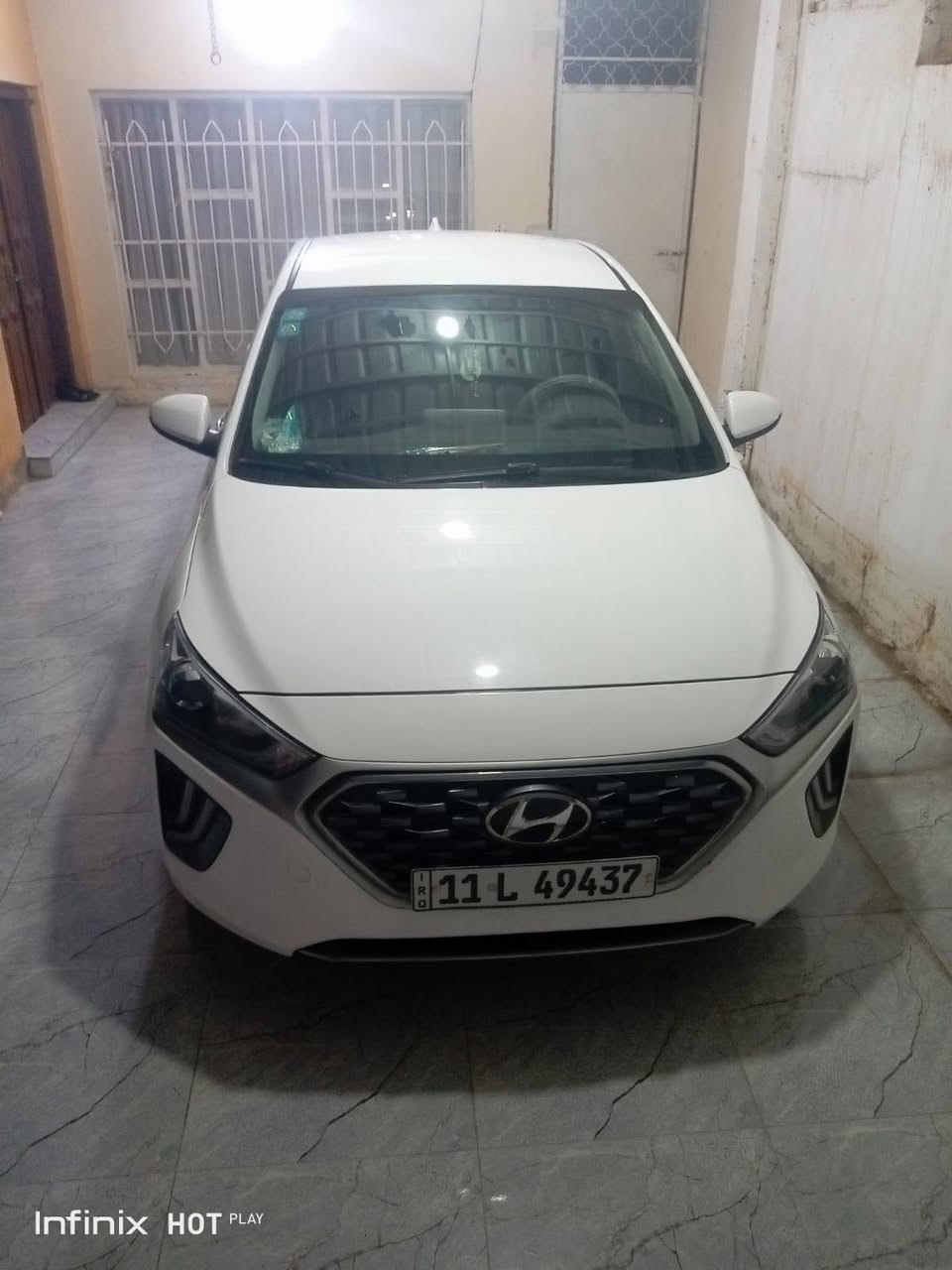 سيارة هيونداي آيونيك هايبرد (Hyundai Ioniq Hybrid للبيع موديل 2022 
تفاصيل بالكامل... مكاني صويرة حي العمال رقمي *********** السونار موجود (سعر شدة و 22 ورقة وبيها مجال) 
نظام الدفع: هجين بالكامل (Hybrid) يعمل بمحركين (بنزين + كهرباء).محرك البنزين: سعة 1.6 لتر (1600 CC) رباعي الأسطوانات بتقنية GDI.المحرك الكهربائي: مدعوم ببطارية ليثيوم أيون بوليمر متطورة.القوة الإجمالية: تنتج المنظومة معاً قوة تصل إلى 139 حصان.ناقل الحركة (الكير): أوتوماتيك مزدوج القابض (DCT) من 6 سرعات، يوفر استجابة سريعة وعزم قوي مقارنة بكير الـ CVT التقليدي.نظام الدفع: دفع أمامي (FWD الأنظمة الذكية والترفيه (المواصفات التكنولوجية)نظام الترفيه: شاشة لمس واضحة تدعم نظامي Apple CarPlay و Android Auto لربط الهاتف وعرض الخرائط (Google Maps).النظام الصوتي: نظام صوتي نقي ومحيطي موزع على 6 سماعات داخل مقصورة السيارة.العدادات: شاشة رقمية (ديجيتال) أمام السائق تعرض معلومات القيادة، مستوى شحن البطارية، ونسبة توفير الوقود بدقة عالية.المنافذ: مدخل AUX، منفذ USB للموسيقى، ومنافذ شحن سريع (12V) للهواتف.🛋️ ميزات فئة المواصفات العالية بصمة التشغيل: نظام التشغيل الذكي بلمسة زر (Push Button Start) مع دخول ذكي بدون مفتاح (Keyless Entry).شاحن لاسلكي: قاعدة شحن لاسلكي ذكي للهواتف الذكية المدعومة في الكونسول الوسطي.المقاعد: التحكم كهربائياً بمقعد السائق مع ميزة الدعم الطبي للظهر (Lumbar Support).التدفئة والتبريد: تدفئة للمقاعد الأمامية والمقود (الستيرن) للراحة في الشتاء.🛡️ أنظمة الأمان المتقدمة الذكية (SmartSense)رادار القيادة: نظام التحذير من الاصطدام الأمامي مع مكابح الطوارئ التلقائية (FCA).تحديد المسار: نظام المساعدة على البقاء في المسار (LKA) وتنبيه السائق عند الانحراف.النقطة العمياء: نظام الرادار الجانبي للتحذير من السيارات القادمة في النقطة العمياء (BCW).حساسات المطر: تشغيل المساحات تلقائياً عند هطول المطر مع ضبط السرعة ذاتياً.🚘 المواصفات الخارجية والتصميمالإضاءة: أضواء أمامية وخلفية بتصاميم مميزة (LED) توفر رؤية ليلية قوية واستهلاك طاقة منخفض.الحساسات والكاميرا: حساسات خلفية لمساعدة الركن + كاميرا خلفية عالية الدقة مع خطوط توجيهية متحركة.الجام والمرايا: مرايا جانبية كهربائية التحكم، قابلة للطي أوتوماتيكياً (شفت) مع إشارات انعطاف LED مدمجة.العجلات (الويلات): ويل ميثال (ألمنيوم) خفيف الوزن بتصميم ديناميكي مخصص لتقليل مقاومة الهواء وتوفير الوقود. الوسائد الهوائية: نظام وسائد هوائية متكامل (Airbags) لحماية السائق والركاب.المكابح والثبات: نظام منع انغلاق المكابح (ABS) + نظام التحكم الإلكتروني بالثبات (ESC).مساعد التلال: نظام منع التدحرج عند الوقوف في المرتفعات (HAC).هيكل السيارة: حاصل على تقييم 5 نجوم في اختبارات الأمان الأوروبية والعالمية (ANCAP) بفضل الفولاذ عالي الصلابة🛋️ المواصفات الداخلية والراحةالمقاعد: تتسع لـ 5 أشخاص براحة تامة مع مساحات جلوس ممتازة.الشاشة: شاشة وسطية تدعم أنظمة اتصال الهاتف الذكي مع بلوتوث ومنافذ شحن متكاملة.التبريد: نظام تكييف أوتوماتيكي مزدوج النطاق وممتاز (ثلاجة) لا يؤثر على أداء المحرك.أنظمة القيادة: مفتاح تحويل وضعيات القيادة بين الوضع الاقتصادي الموفر (Eco) والوضع الرياضي السريع (Sport).
