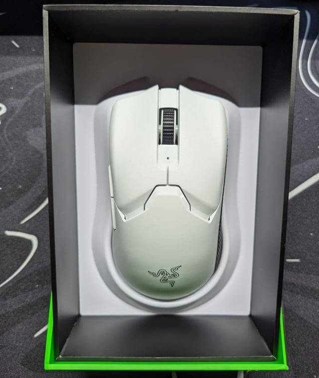 صباح الخير ...
حبشكلات حارة ومكسبة 
خل يلعب الفقير
Razer Viper V2 Pro Hyperspeed 30K DPI Wireless 
يفيد جماعة Csgo أوبن بوكس نظيف جداً

HyperX Cloud II Wireless  
نظافة 100% مستعملة قليل جداً

Keyboard Ajaz Ak820 ميكانكل
نظيف جداً
اخوان أي قطعة تعجبكم موجود خاص 
والتوصيل موجود
وشرط بنص قيمة الجديد

نص مكتوب في الصور:
- HYPER Up to 30H hours runing Hour Memory foam earmuffs 2.4GHz e-sports Wireless Adapter Removable Noise Reduction Microphone Volume adjustment knob Pop-up + microphone mute button Note: The working duration is tested in a volume of 50%.