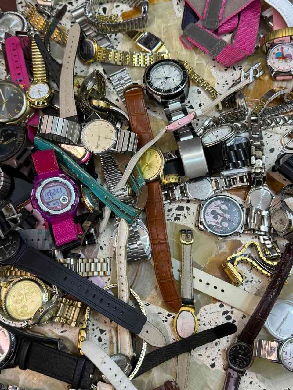 عندي هاي كارتونه مشكل بيعه وحده كلشي بيها رجالي نسائي القطعه ب٢٠٠٠دينار أبيع شلع كله باله قطع الله شاهد نضيفات على الفحص وعندي فحم هم التواصل واتساب ***********
