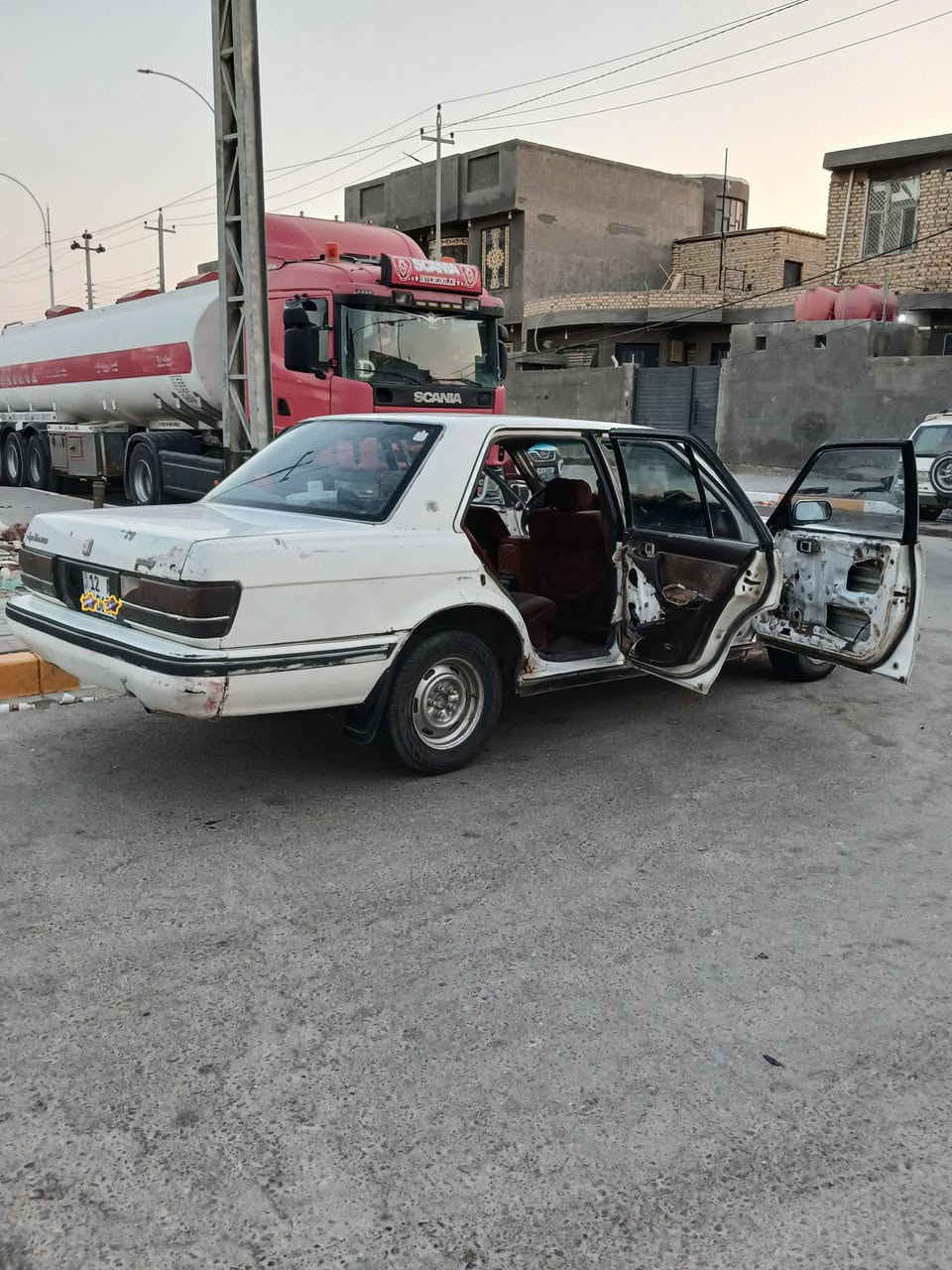السلام عليكم سيدان للبيع بأسمي سنويه وهزه جديد انكليزي ل31 مداور ثاني يوم موديل 1988 بلاديه شوف العين كير مكينه كفاله نواقصها بسيطه بالنسبه للكماليه اما السياره ترايك لسعوديه مكانها سماوه سعرها 35  هاتف ***********

نص مكتوب في الصور:
- CHILL