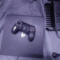 بلي 4 برو مهكر واحد تيرا جهاز نضيف ويا 3 جويستكات واحد اصلي وباقي تجار...