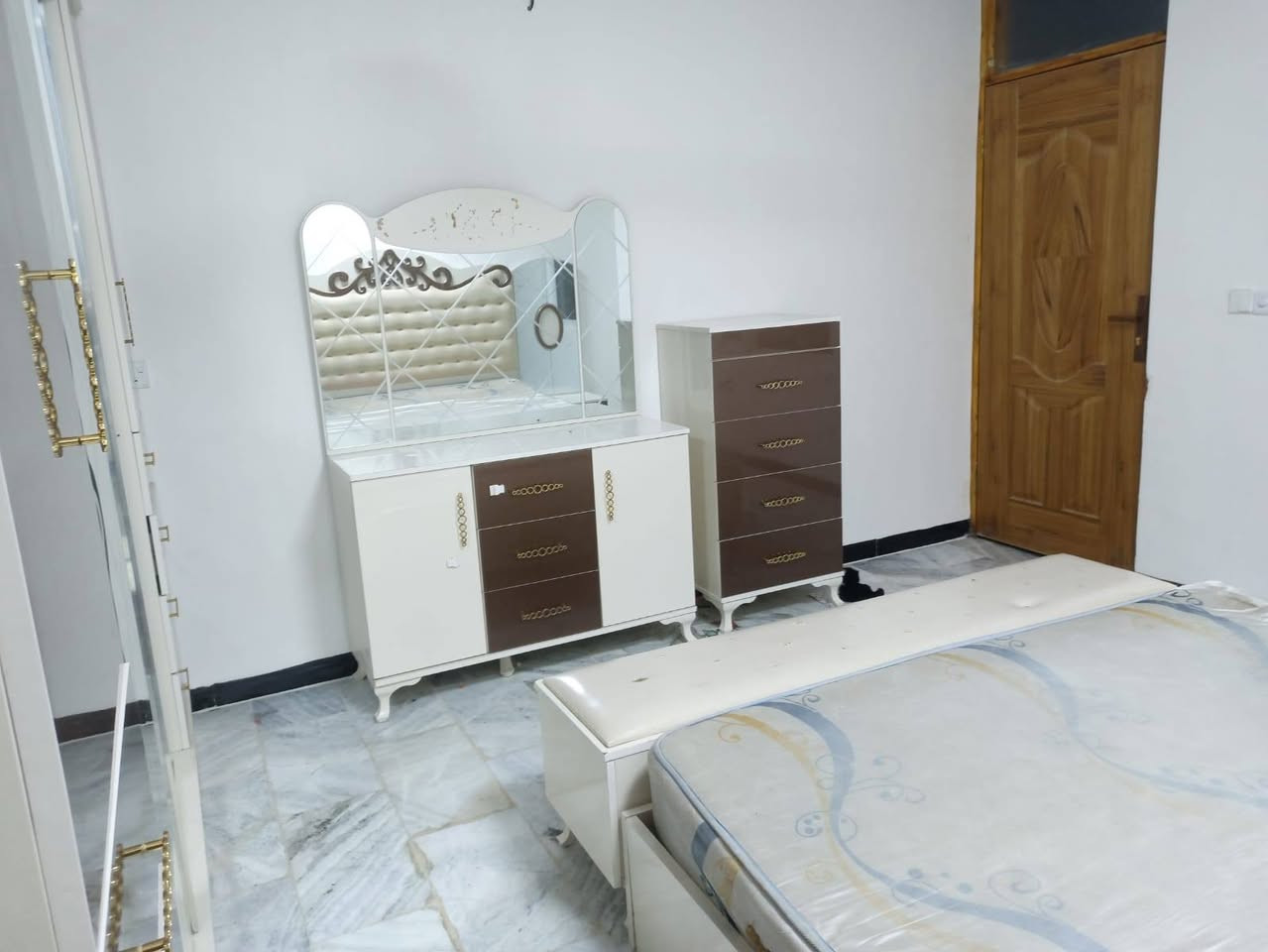 سلام عليكم 
كاونتر للبيع 350 
الغرفة ب 250
و بيهم مجال بسيط 
المكان كربلاء 
للتواصل *********** واتساب
